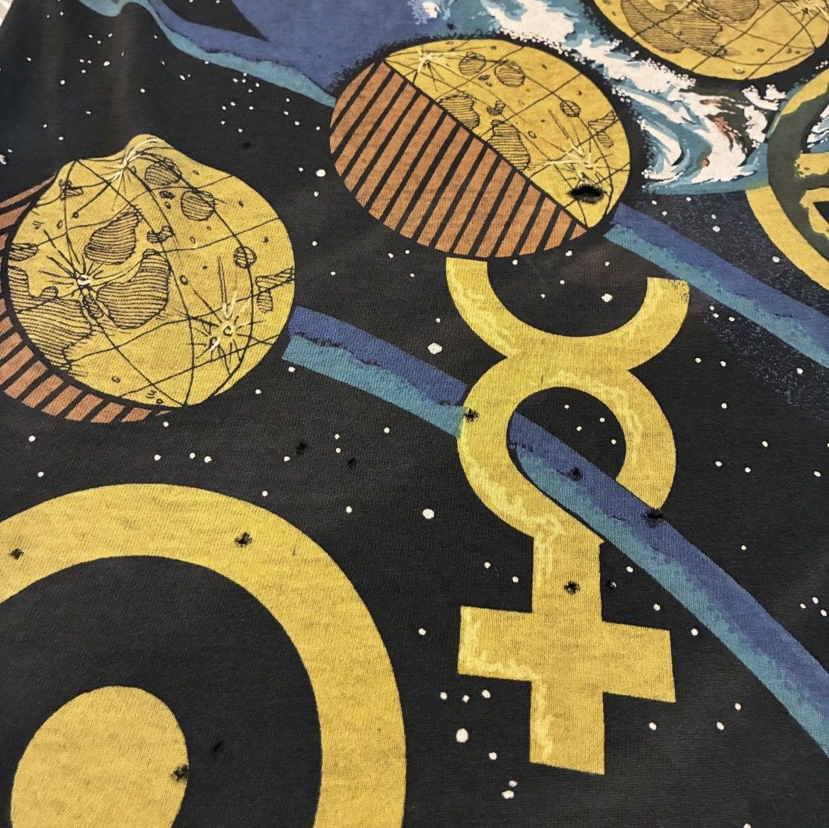 Fruit Of The Loom Vintage 90s RARE Thrashed Astrology Sun Moon AOP Tshirt Size US XL / EU 56 / 4 - 4 Thumbnail