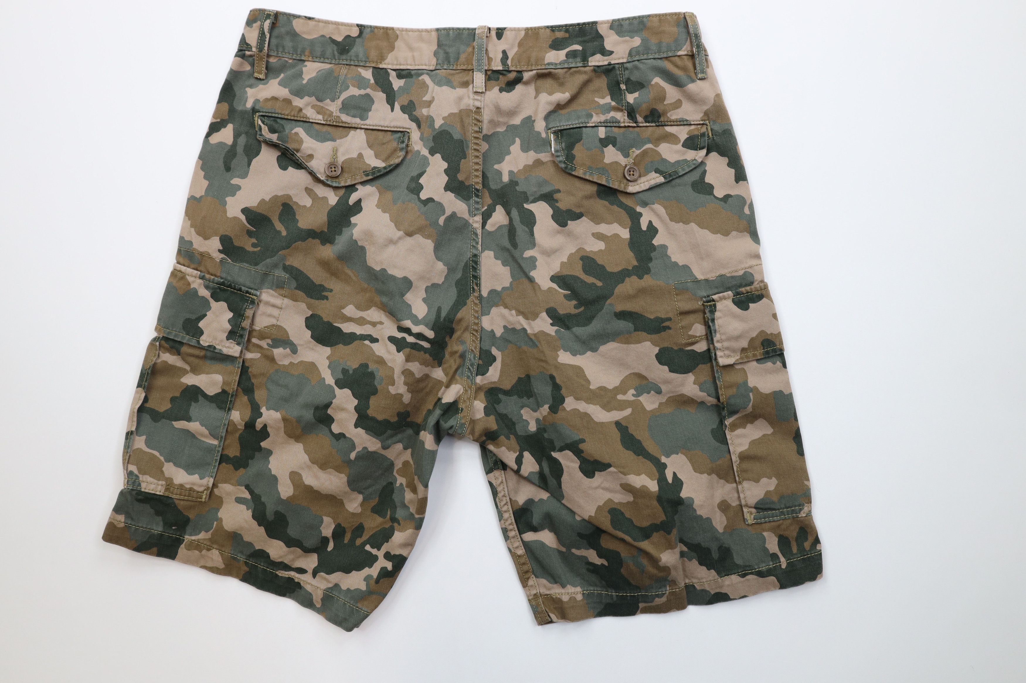 Levi's Vintage Y2K Levis Relaxed Fit Camouflage Cargo Shorts Cotton Size US 33 - 7 Thumbnail