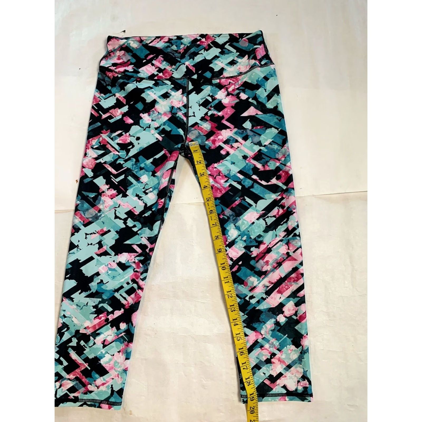 Fabletics Fabletics Capri Cropped Leggings Womens S Multicolor Geometric Pattern Athletic Activewear Capris Workout Stretch Elastic Waist Size 28" / US 6 / IT 42 - 4 Thumbnail