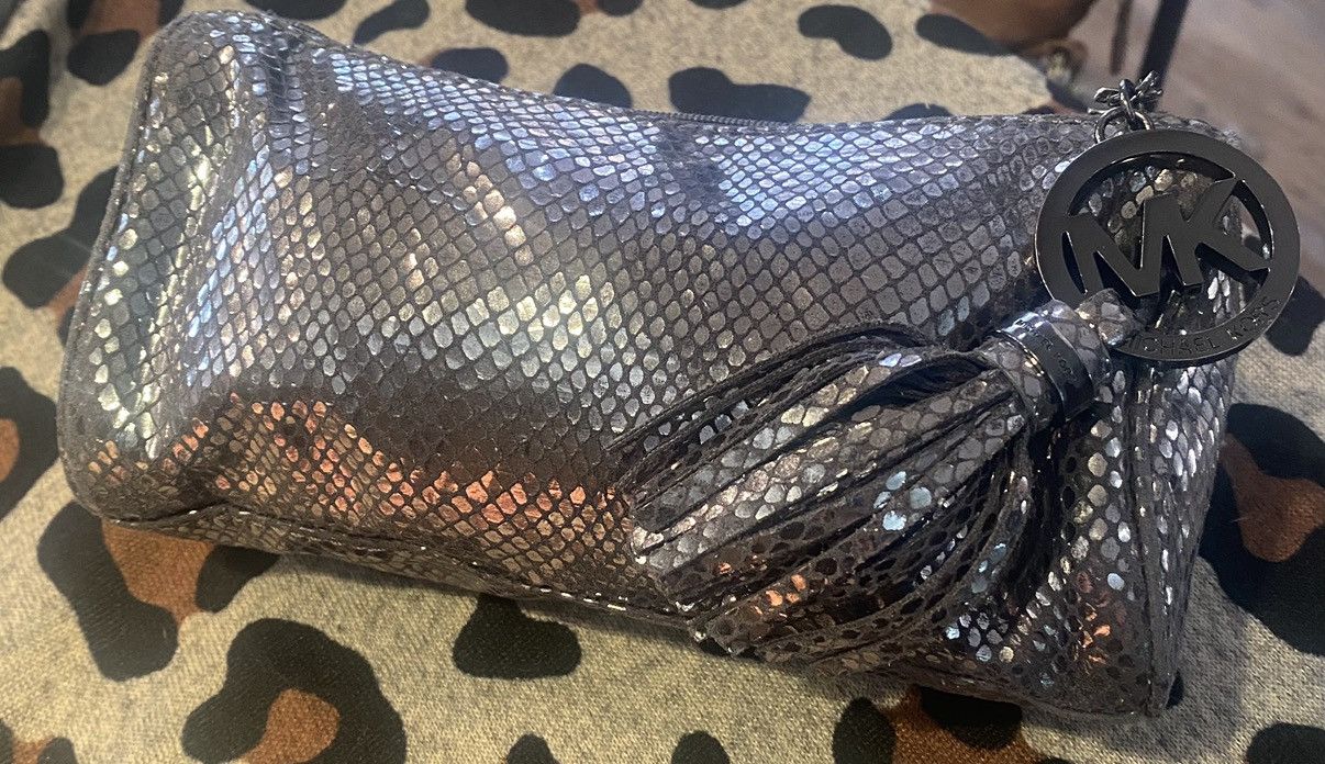 Michael Kors Michael Kors sliver vintage glamour beauty bag 🩶 Size ONE SIZE - 1 Thumbnail