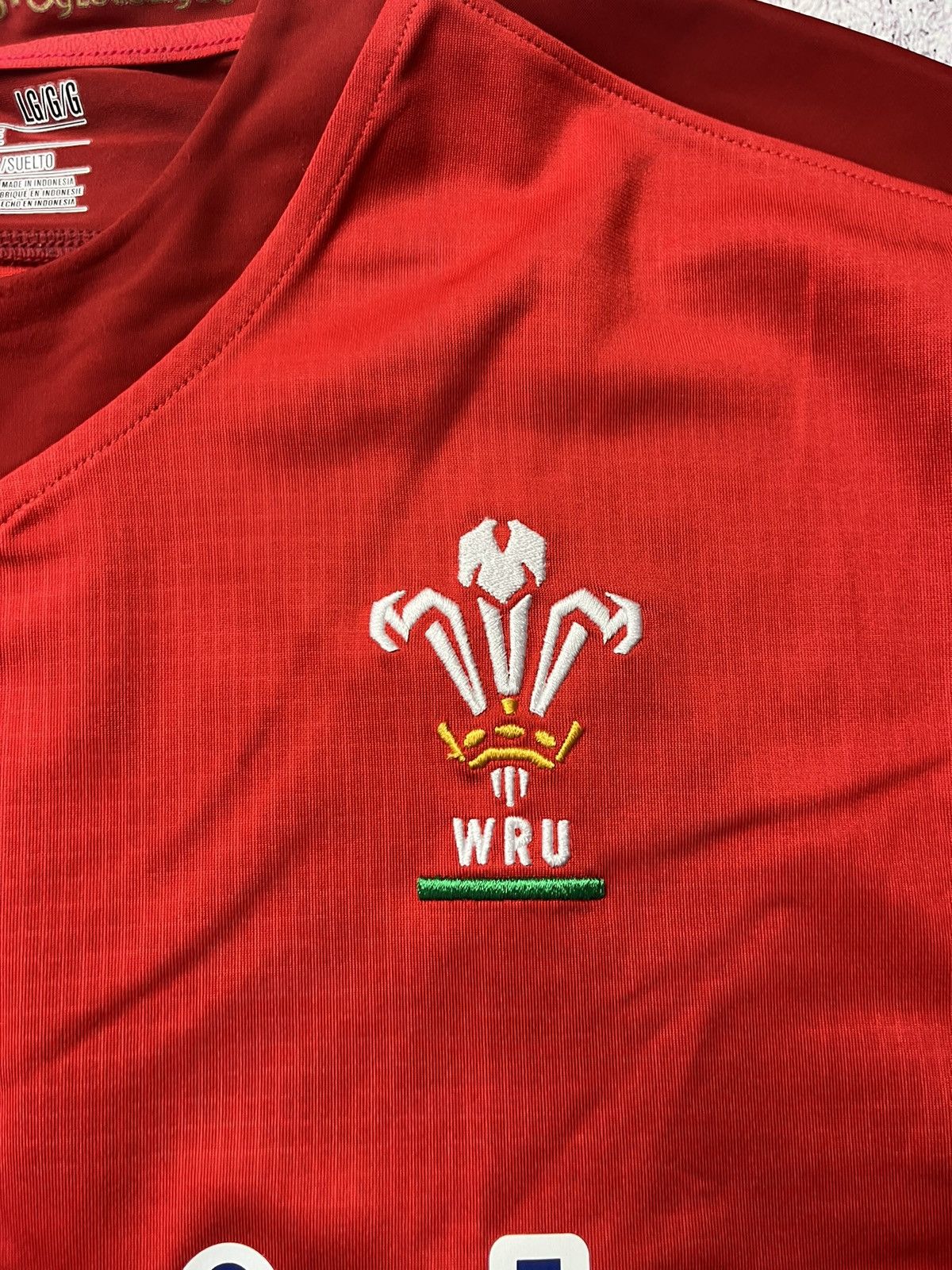 Vintage Under Armour Wales Rugby Shirt Red Admiral HeatGear Loose Size US L / EU 52-54 / 3 - 8 Thumbnail