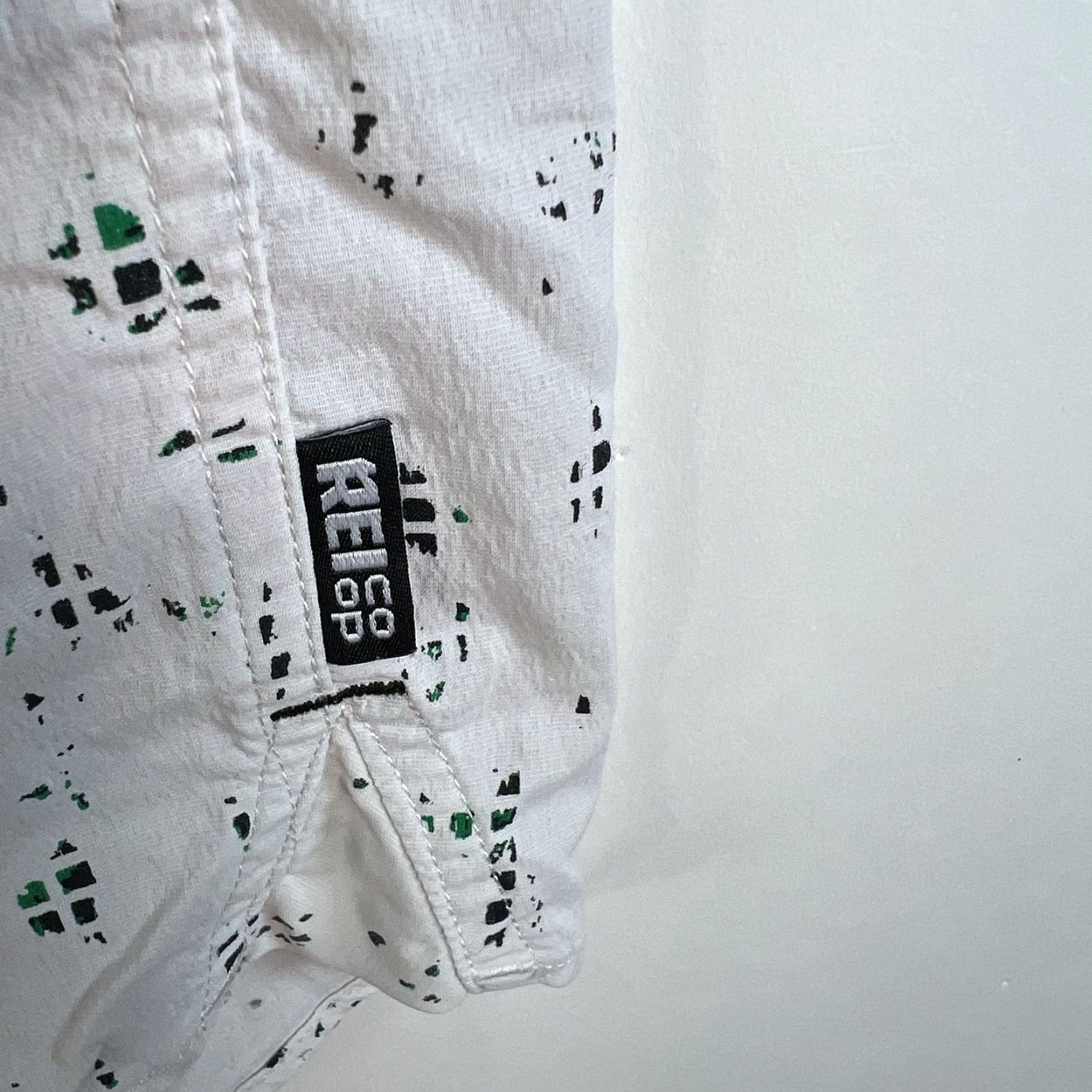Vintage REI Geometric Print Button-Up Shirt Men’s L White Short Sleeve Outdoor Casual Size US L / EU 52-54 / 3 - 2 Thumbnail