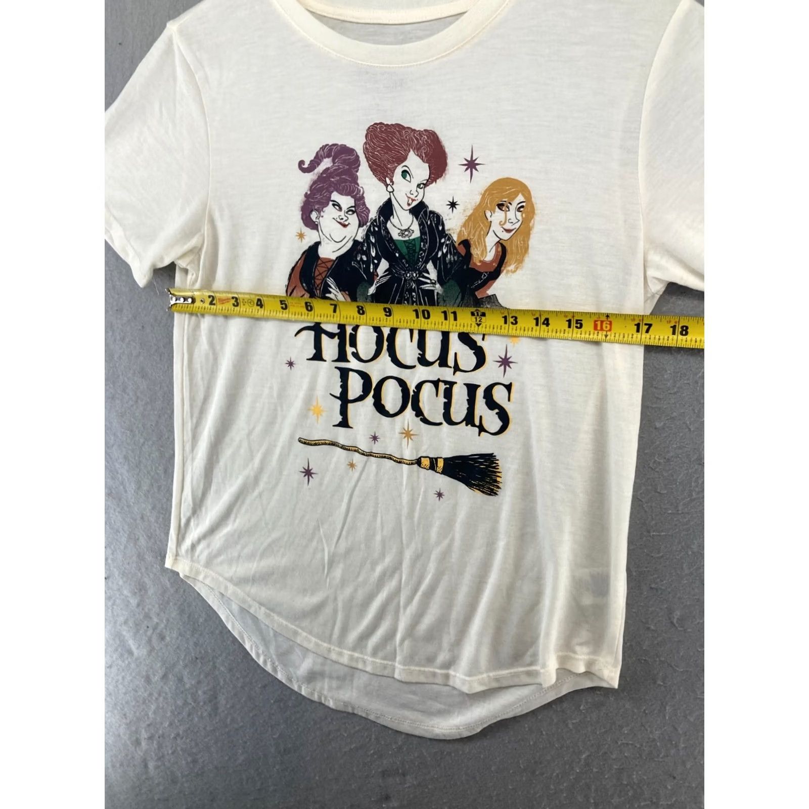 Vintage Hocus Pocus T-Shirt Womens L Beige Halloween Graphic Print Crew Neck Short Sleeve Cap Sleeve Jersey Polyester Blend Vintage: No Size L / US 10 / IT 46 - 2 Thumbnail