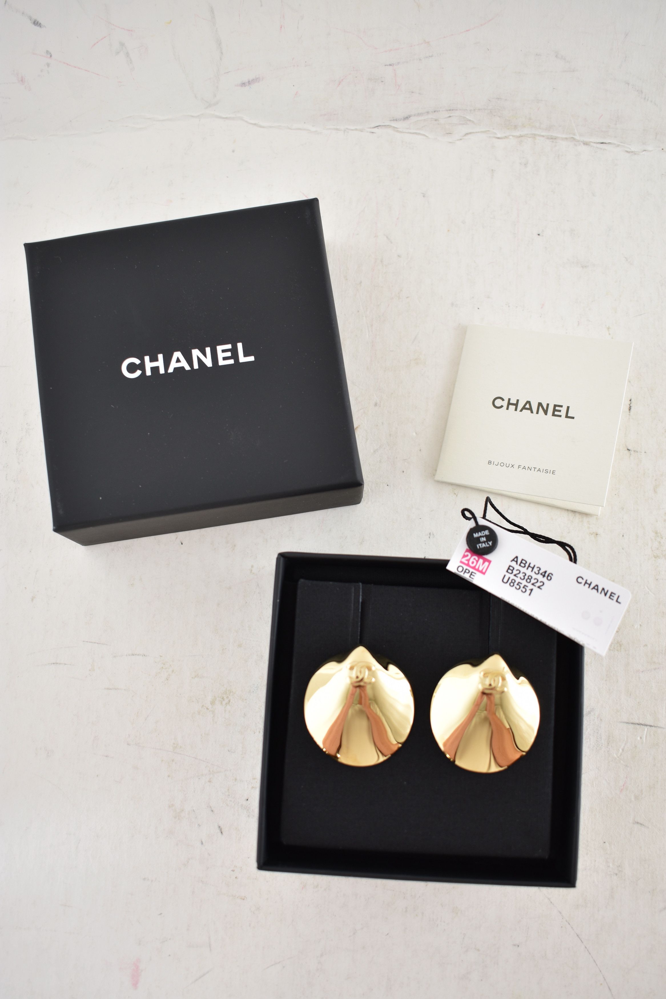 Chanel 26M Coco Beach Shell Seashell CC Logo Dangle Drop Earrings Size ONE SIZE - 2 Thumbnail
