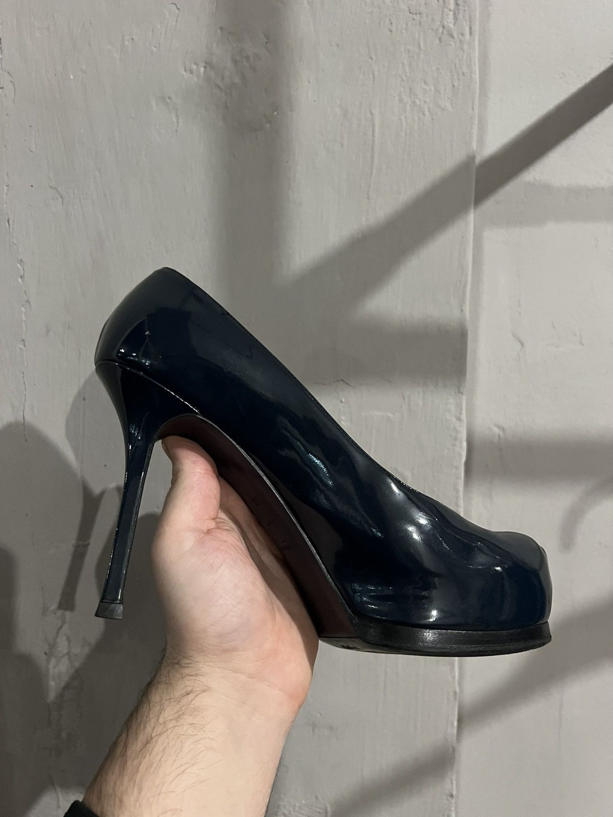 Yves Saint Laurent YSL YVES SAINT LAURENT NAVY PUMPS PATENT LEATHER HEELS 39.5 Size US 9.5 / IT 39.5 - 12 Thumbnail