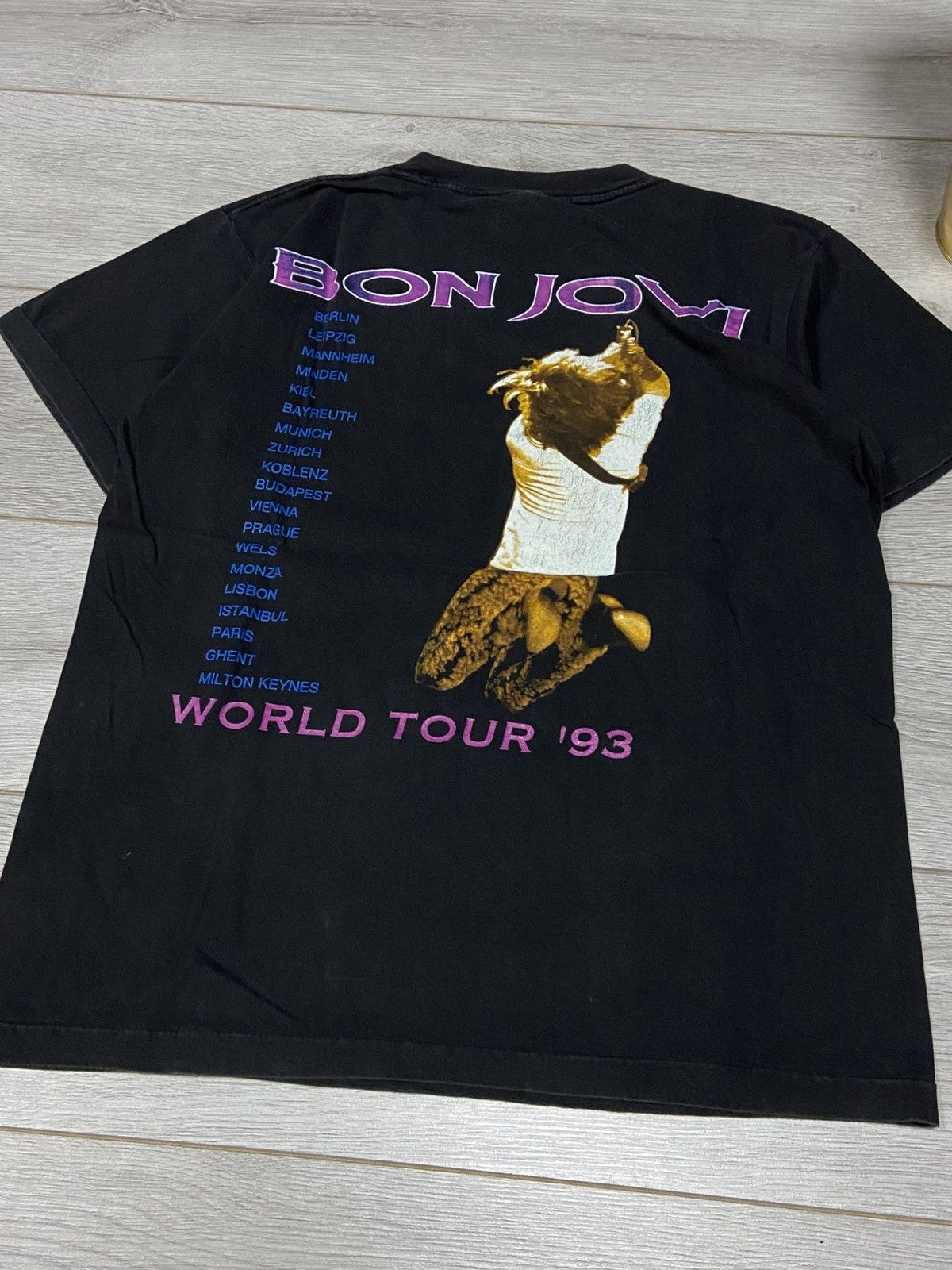 Bon Jovi Vintage 1993 Bon Jovi world tour T-Shirt Size US L / EU 52-54 / 3 - 7 Thumbnail