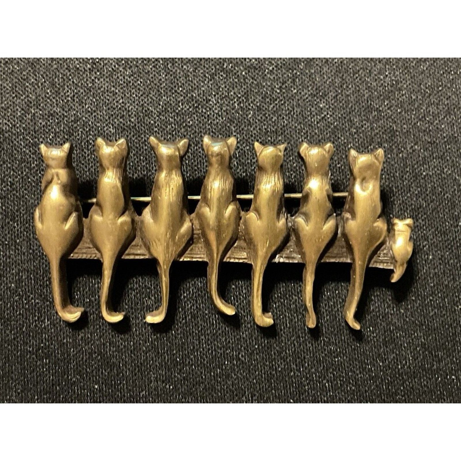 Other Museum Of Fine Arts Cats Sitting On Bar Gold Tone Brooch Size ONE SIZE - 2 Thumbnail