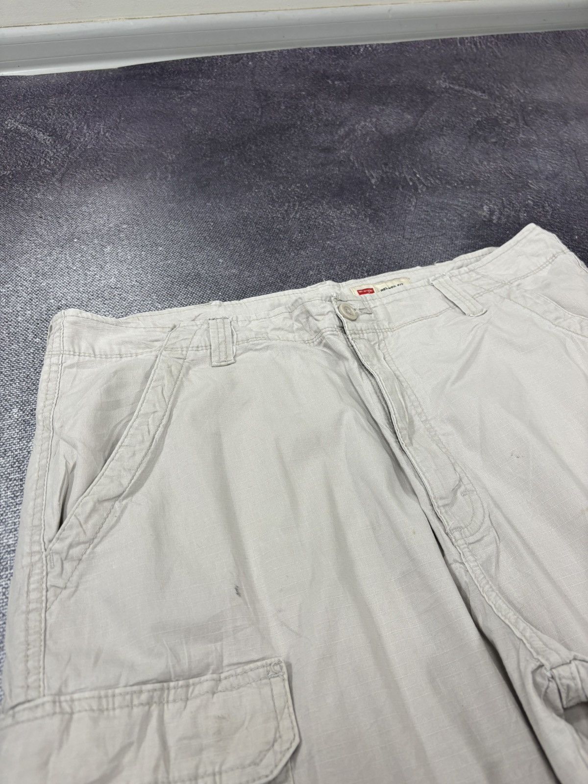 Wrangler Vintage Wrangler Relaxed Fit Hype Beige Utility Cargo Shorts Size US 38 / EU 54 - 6 Thumbnail