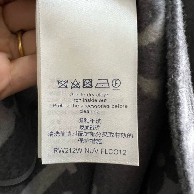 Louis Vuitton Louis Vuitton size 34 Half-zip hoodie with logo at hem hood Size US M / EU 48-50 / 2 - 3 Thumbnail