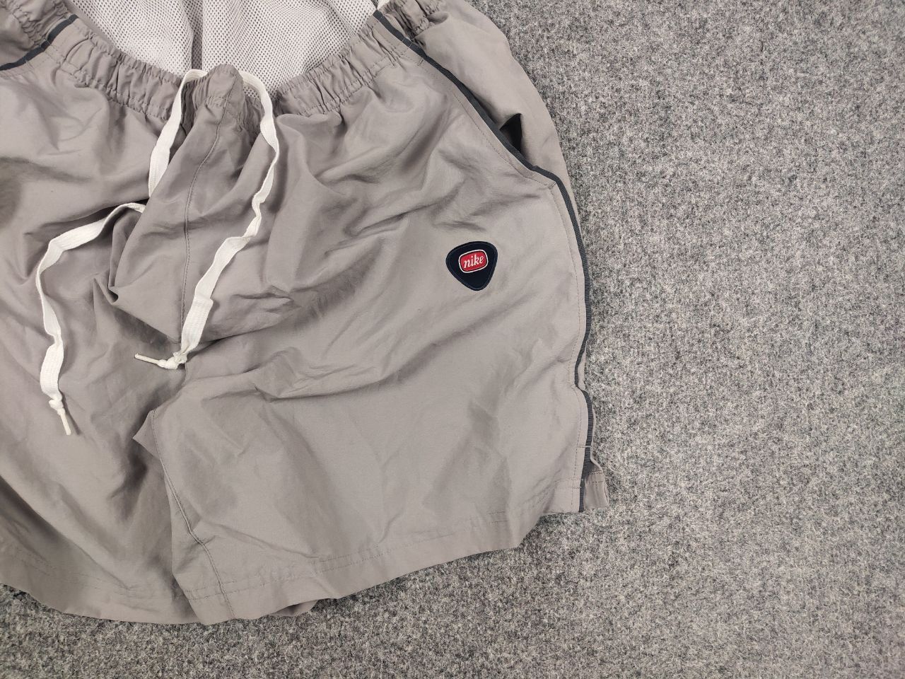 Nike Vintage Nike Casual Swoosh Gray Logo Shorts Y2K Style Size US 34 / EU 50 - 4 Thumbnail