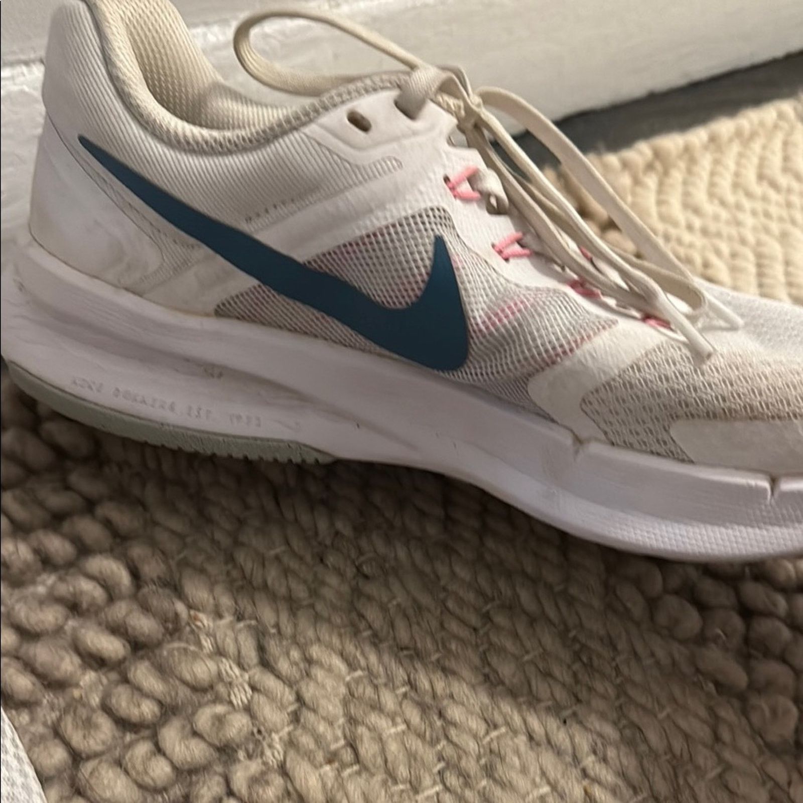 Nike NWT Nike Women's White and Blue Sneakers Size 9 Size US 9 / IT 39 - 4 Thumbnail