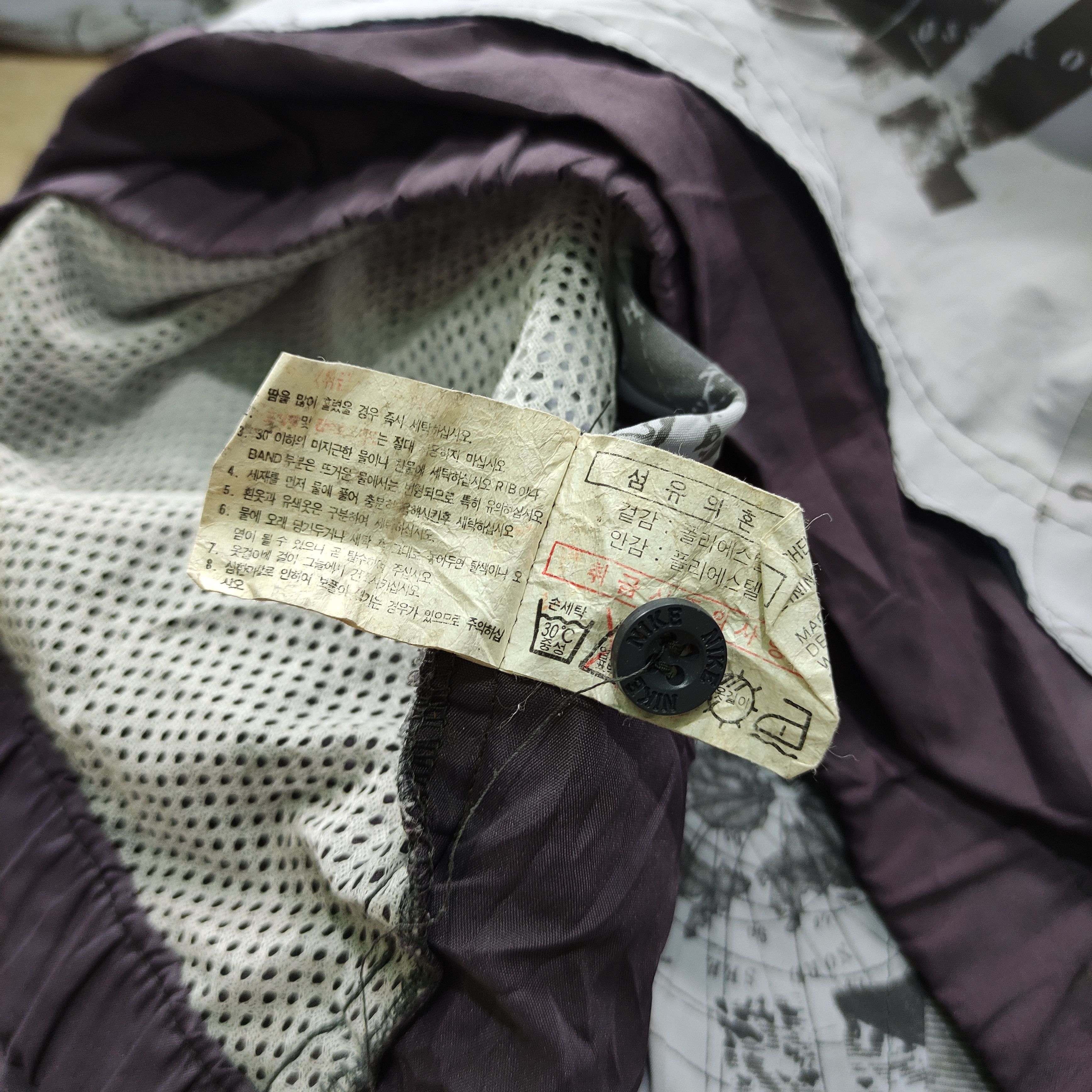 Nike Vintage Nike International Jacket 1990s Size US L / EU 52-54 / 3 - 11 Thumbnail