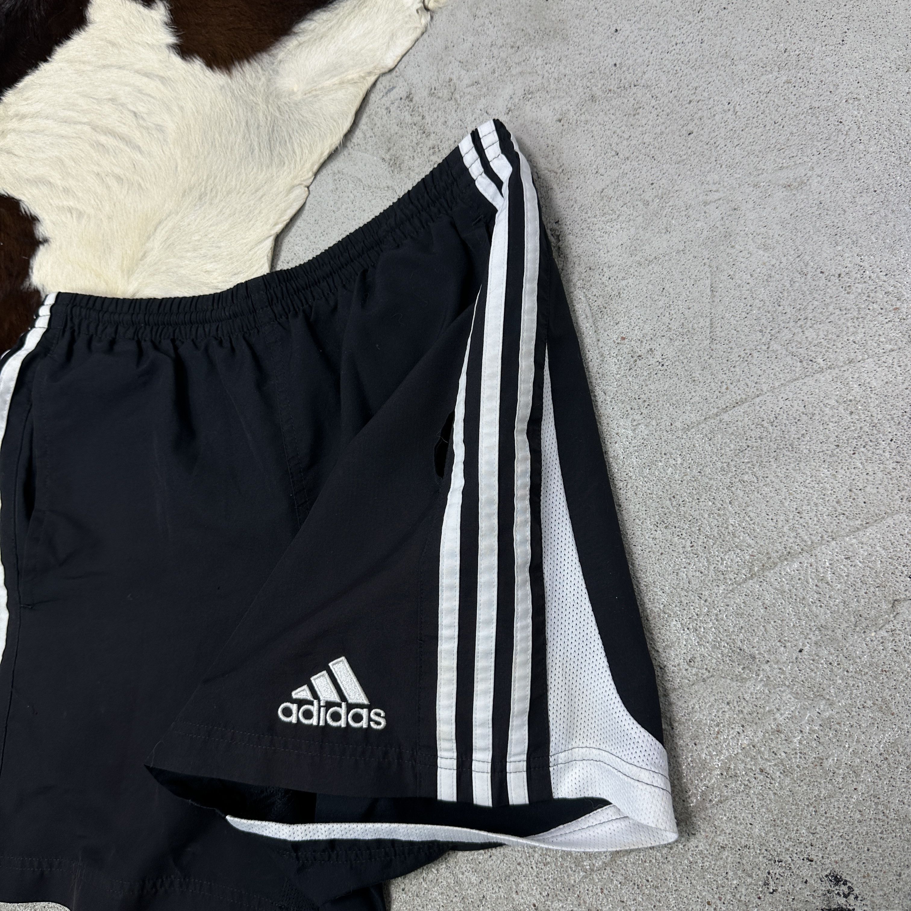 Adidas Vintage Sporty Streetwear Adidas Women's Shorts Y2K Size 28" / US 6 / IT 42 - 4 Thumbnail