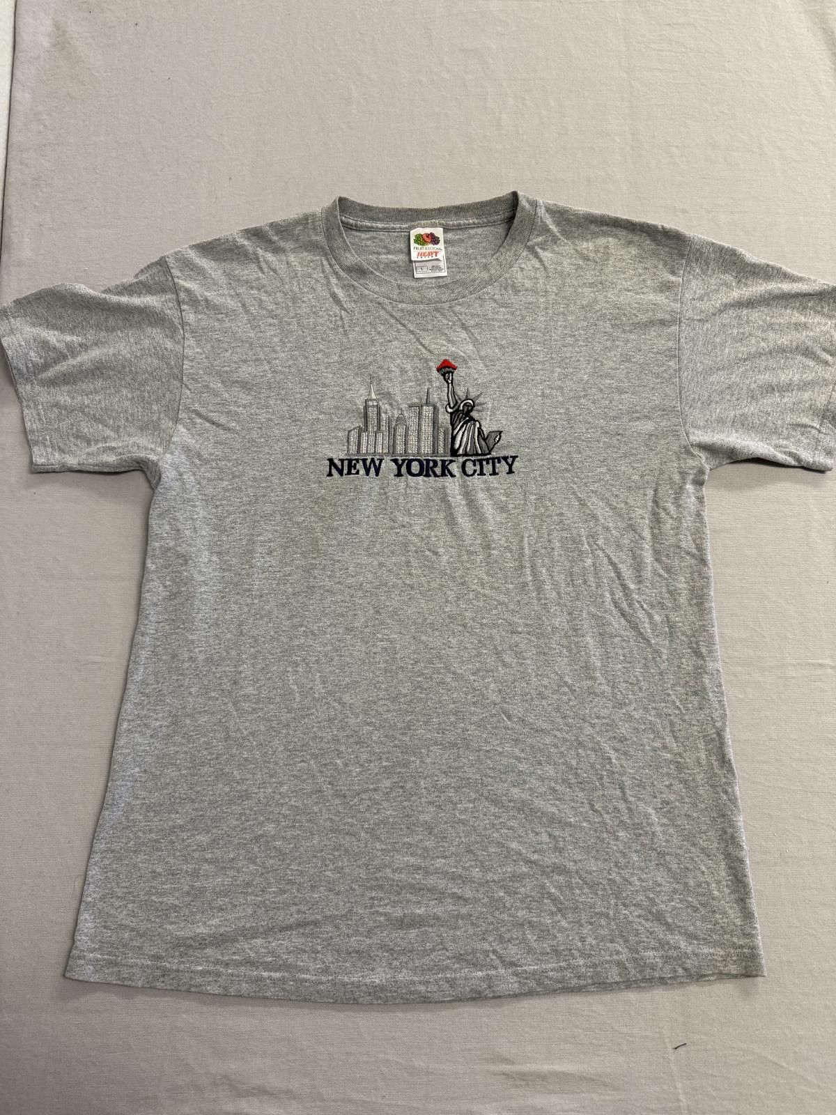 Fruit Of The Loom VTG NYC Skyline T-shirt New York City Embroider Twin Towers Size US L / EU 52-54 / 3 - 1 Thumbnail