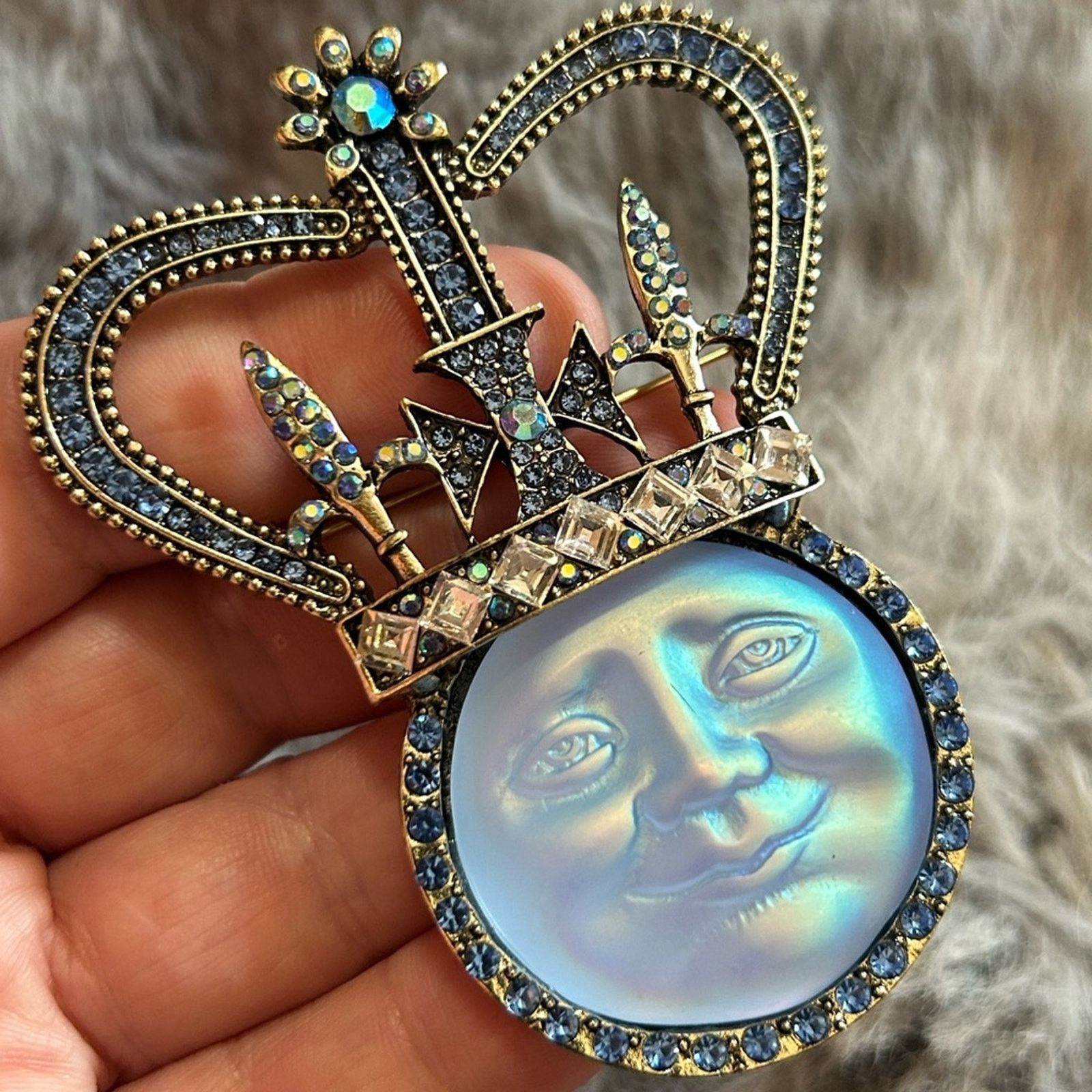 Jewelry Iridescent 3D man in the moon face king brooch pendant Size ONE SIZE - 1 Thumbnail