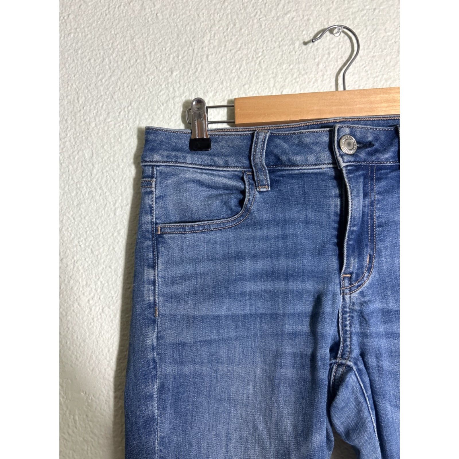 American Eagle Outfitters american eagle next level stretch jegging Jeans Women’s 6 Short Medium Wash Blue 28x27 Mens Women Girls? Size 28" / US 6 / IT 42 - 4 Thumbnail