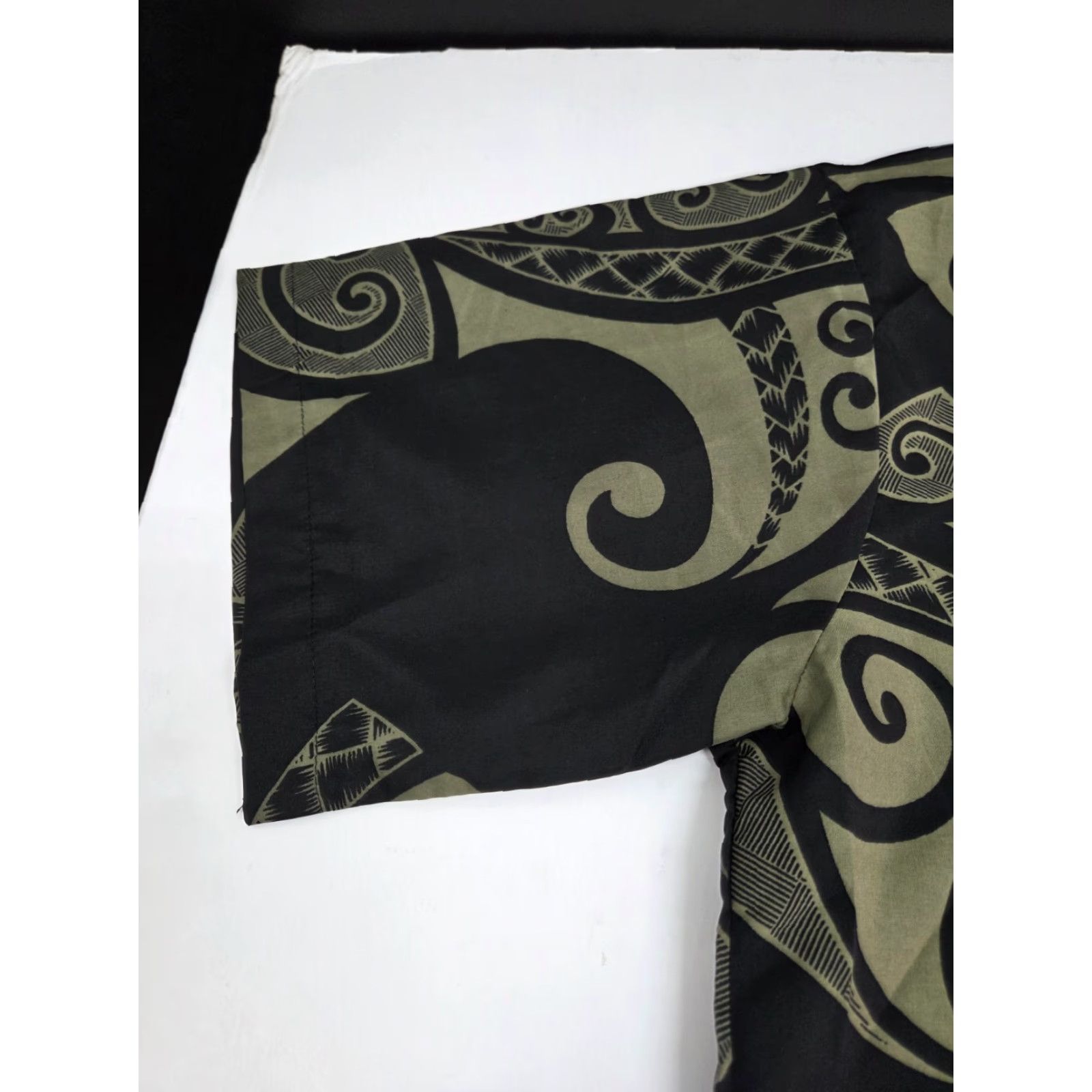 Vintage Makani Mens Hawaiian Short Sleeve Shirt Black/Green Tribal Print L Button-Up Casual, Travel, Party/Cocktail Mens, Regular Fit Size US L / EU 52-54 / 3 - 7 Thumbnail