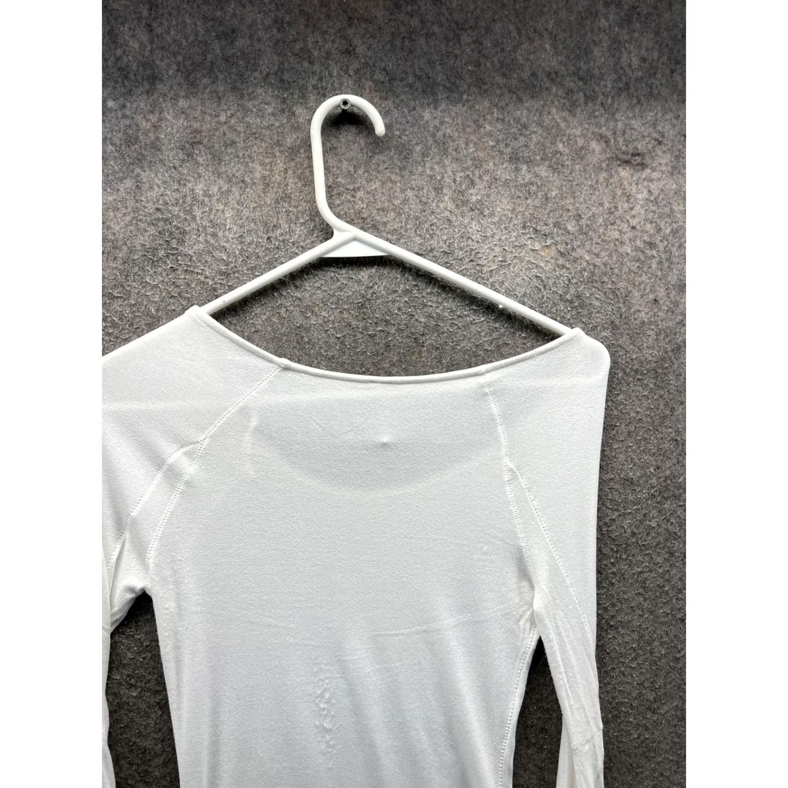 Free People VINTAGE? No. Free People Shirt Womens XS White Scoop Neck Long Balloon Sleeve Jersey Top Size XS / US 0-2 / IT 36-38 - 4 Thumbnail