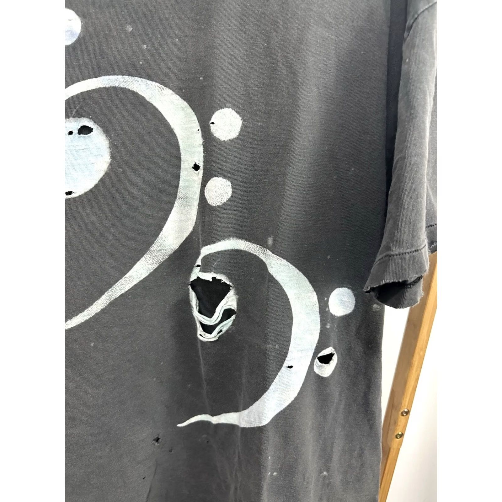 Hanes VTG 90s Bass Clef Symbol Music Note Art Faded Thrashed Distressed Worn T-Shirt L Mens Black Hanes Shirt Size US L / EU 52-54 / 3 - 8 Thumbnail