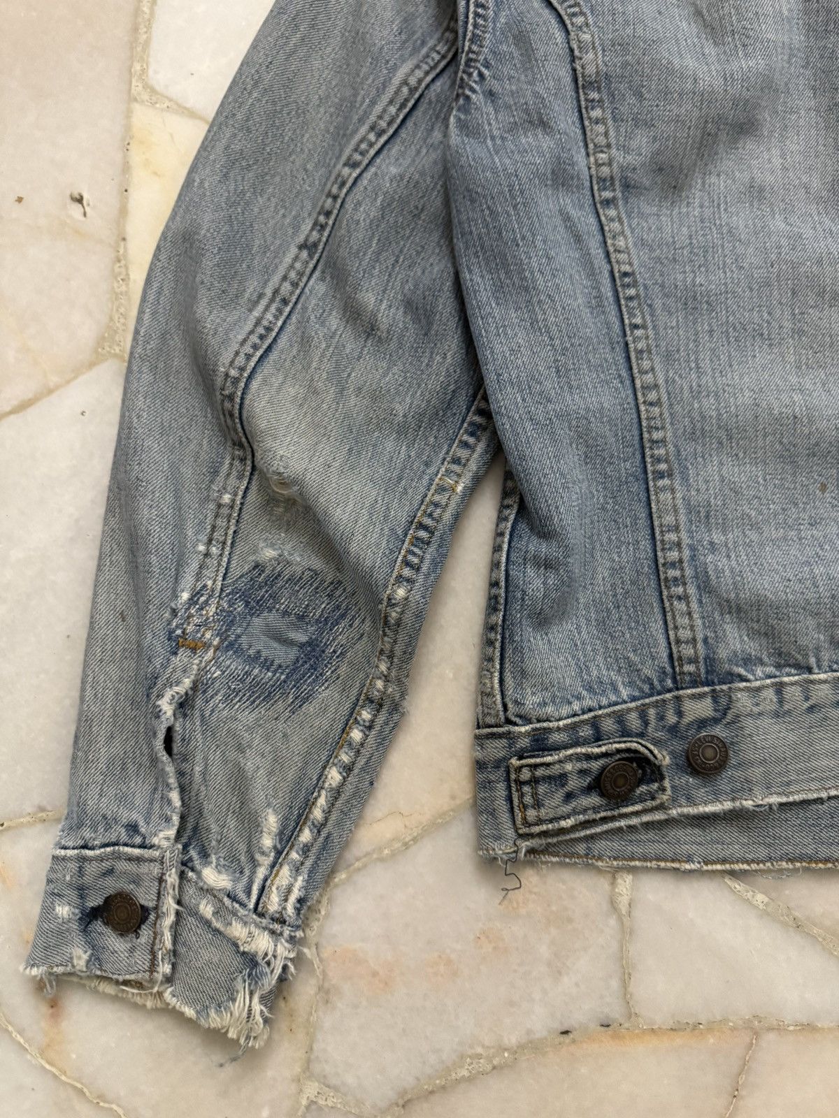 Levi's Vintage Clothing 70s Vtg LEVIS Thrashed Distressed Denim Trucker Jacket Size US S / EU 44-46 / 1 - 7 Thumbnail