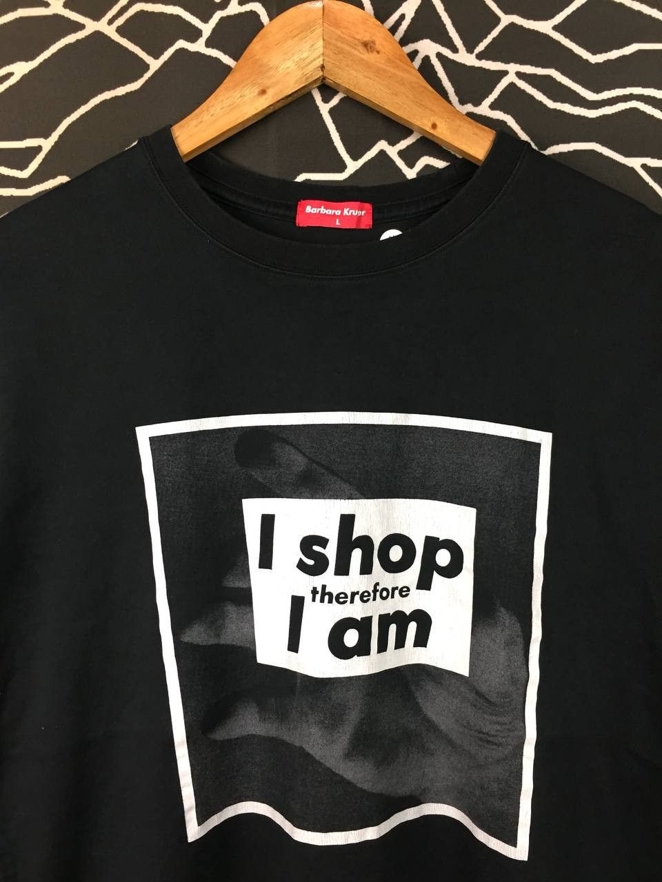 Barbara Kruger Uniqlo Barbara Kruger "I Shop Therefore I am" Art Tee Size US L / EU 52-54 / 3 - 3 Thumbnail