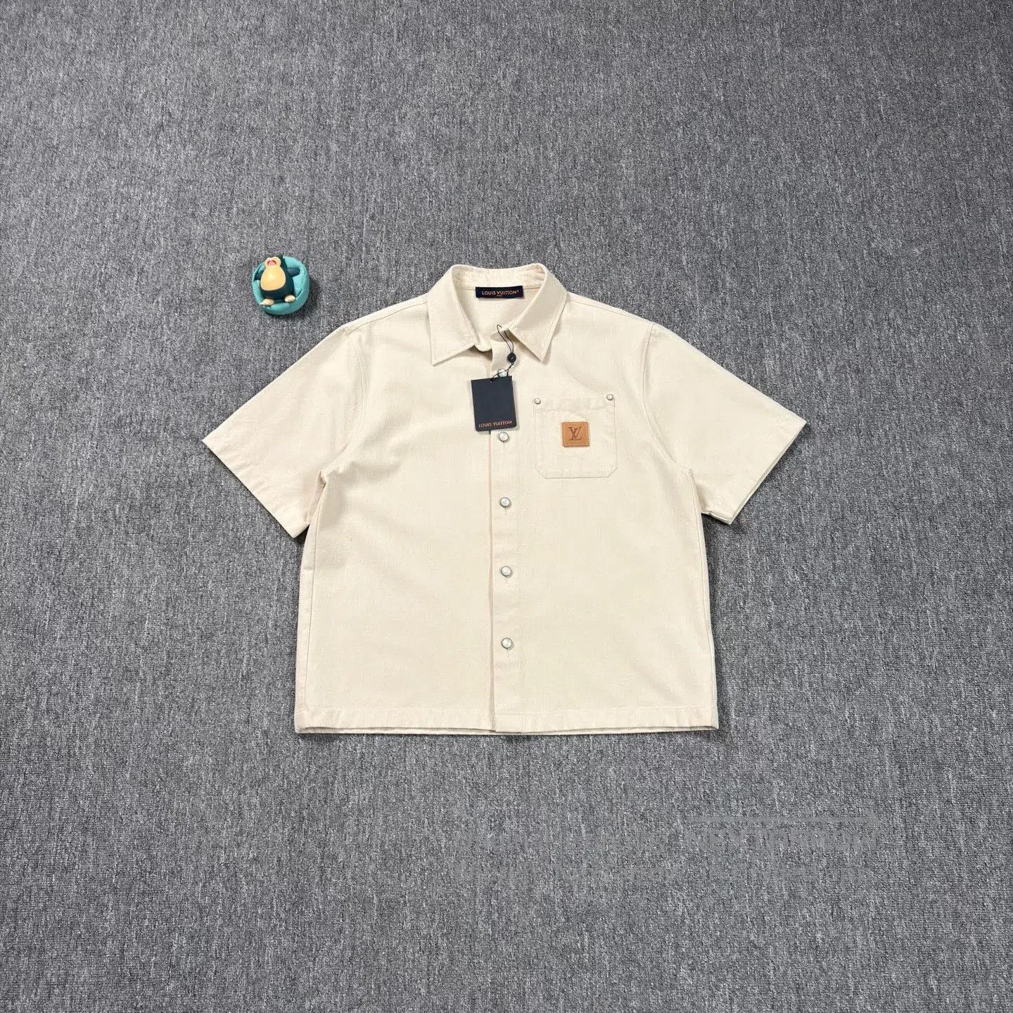 Louis Vuitton LV 25 Beige Leather Logo Short-Sleeve Shirt. Size US L / EU 52-54 / 3 - 1 Thumbnail