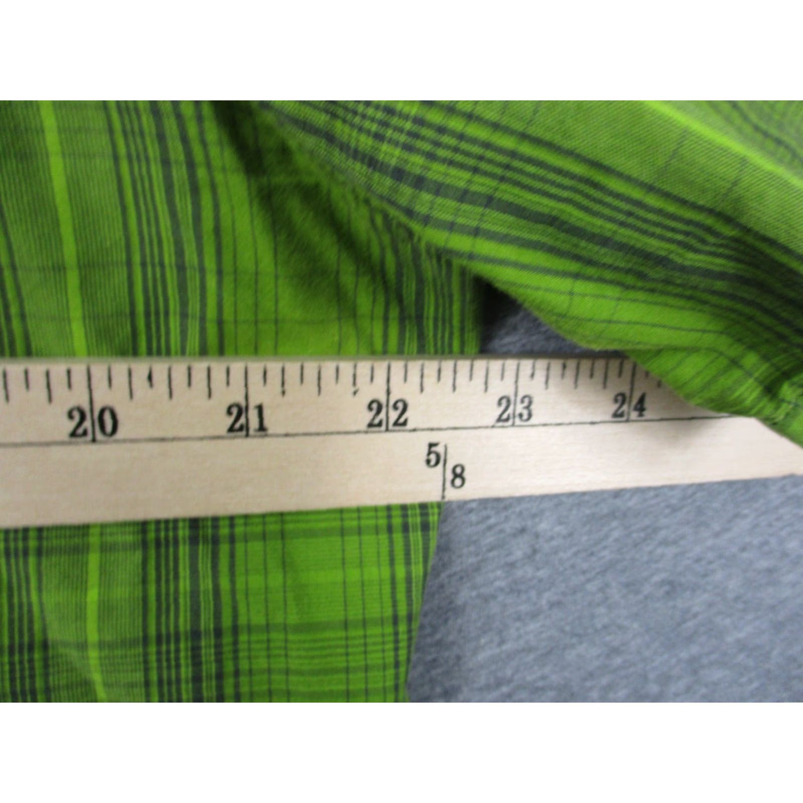 Mountain Hardwear Mountain Hardwear Shirt Large Men's Vented Button Up Fishing Green Plaid Size US L / EU 52-54 / 3 - 5 Thumbnail