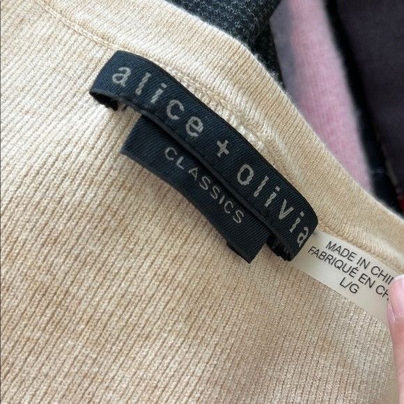 Alice + Olivia Alice + Olivia Classics Jeremy Cream Knit Long Sleeve Open F Size L / US 10 / IT 46 - 9 Thumbnail