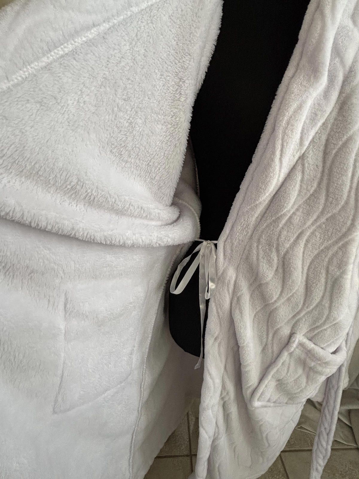 Other White Plush Bathrobe with Belt and Pockets Size ONE SIZE - 5 Thumbnail