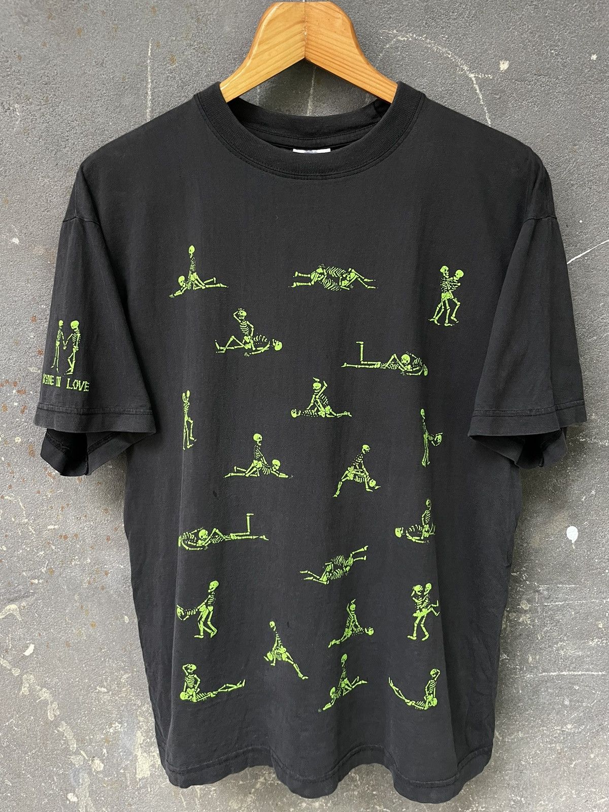 Fashion Victim × Vintage Vintage 90’s Skeleton Y2K Bone In Love T-Shirt Kamasutra Size US L / EU 52-54 / 3 - 2 Thumbnail