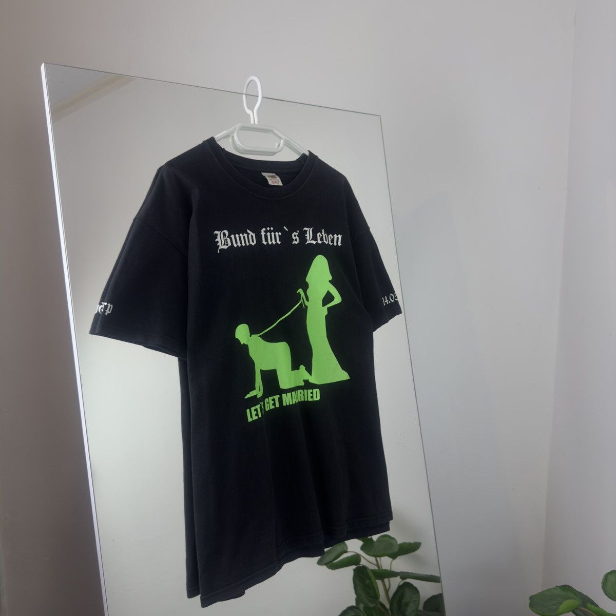 Other Crazy T-shirt Now He’s On A Leash Humor Tee Vintage Size US XL / EU 56 / 4 - 1 Thumbnail