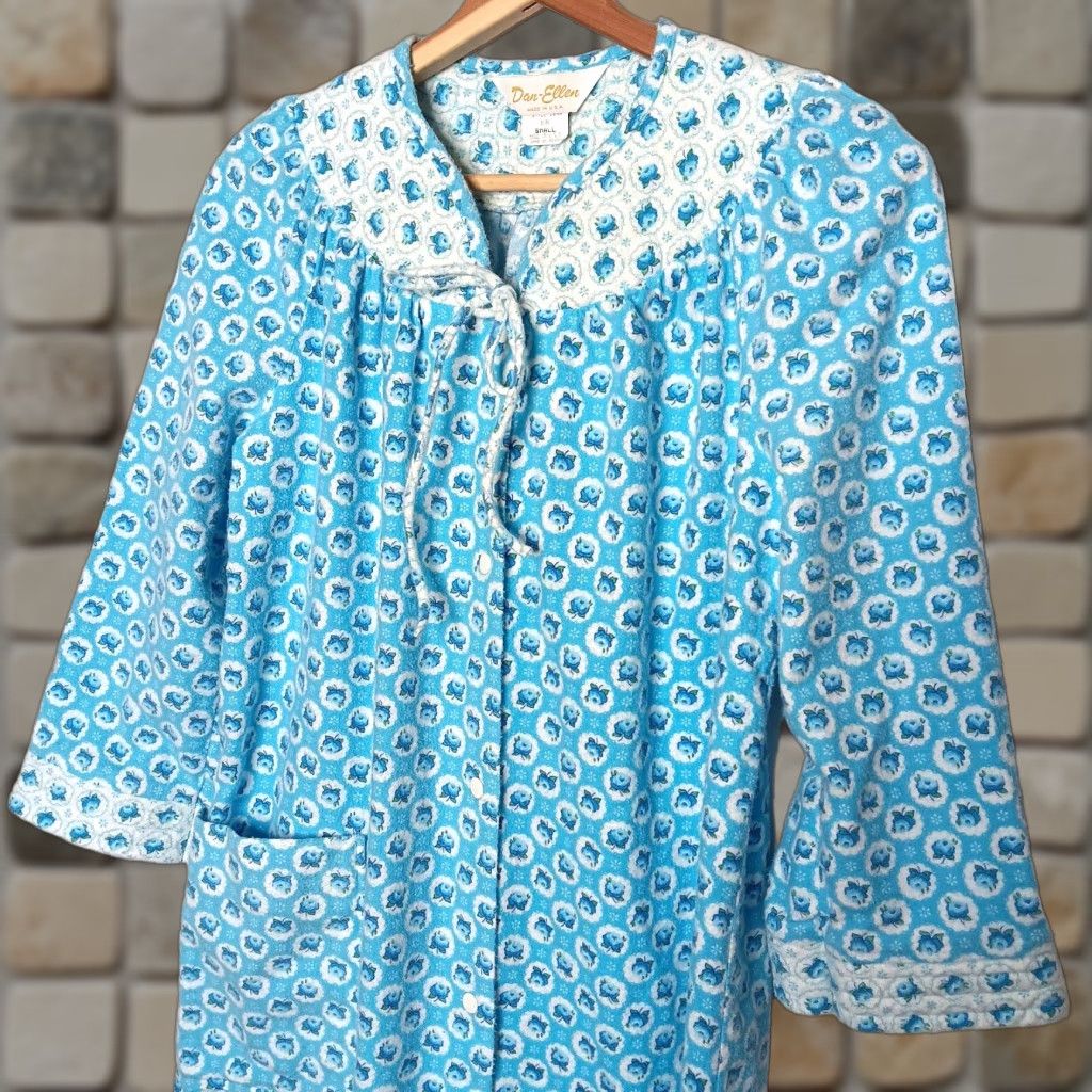 Vintage VINTAGE Dan-Ellen Gown Women's Small Blue Floral Flannel Snap Front Grannycore USA Made 39" Long Size ONE SIZE - 1 Thumbnail