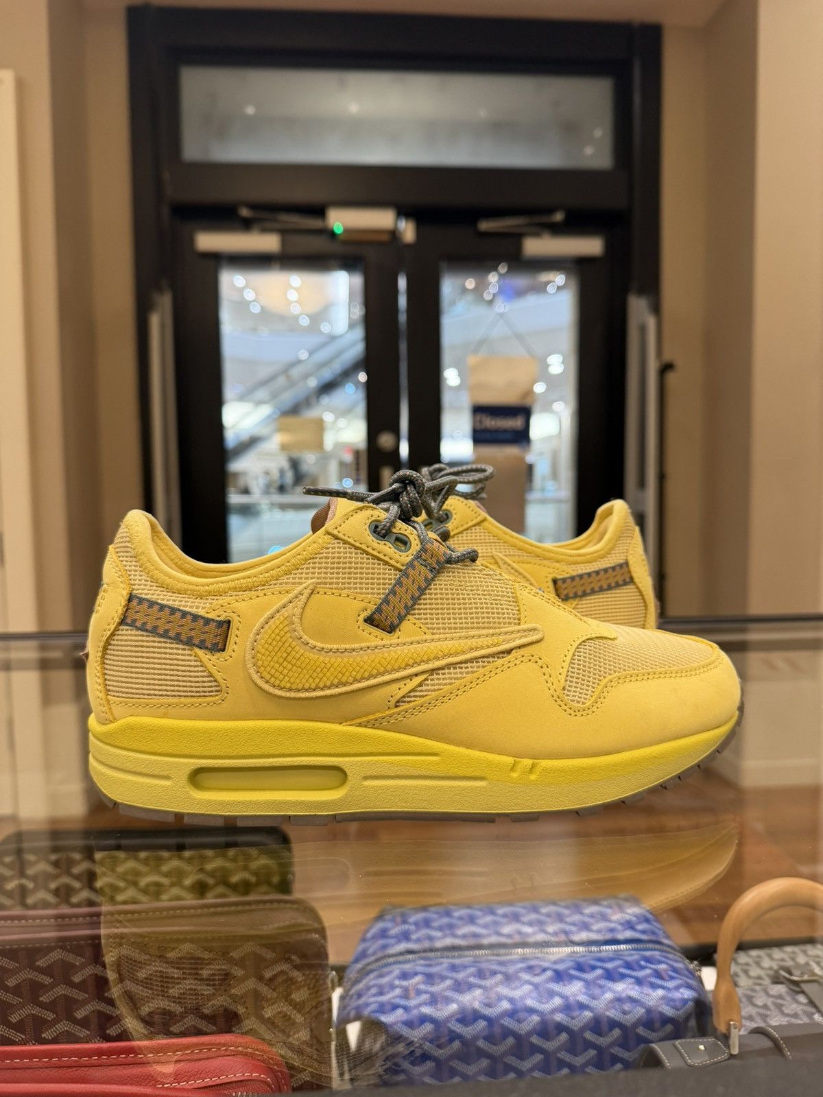 Nike Nike x Travis Scott Air Max 1 Saturn Gold Size US 9.5 / EU 42-43 - 1 Thumbnail