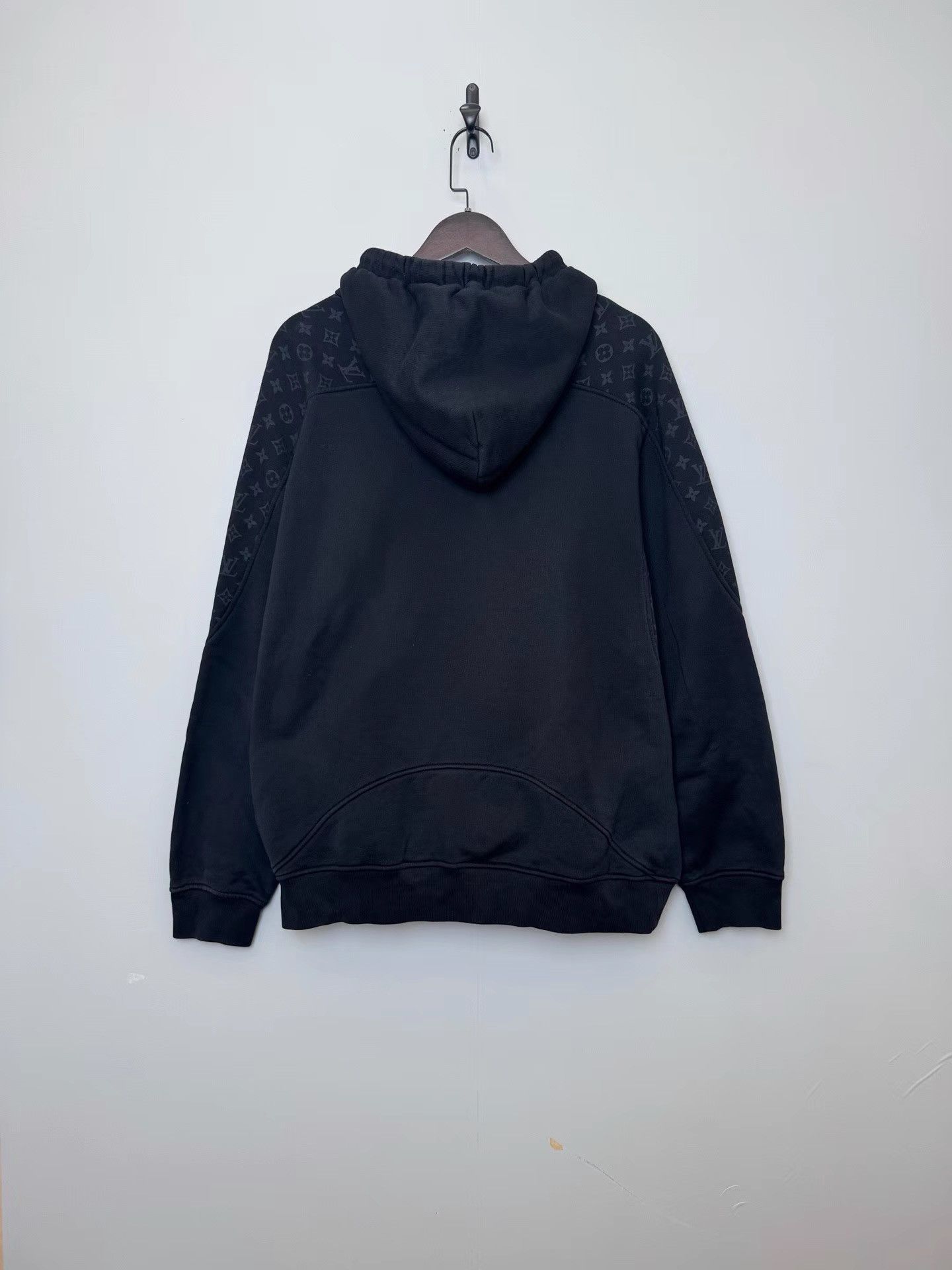 Louis Vuitton Louis Vuitton Black Monogram Circular Sweatshirt K36 Size US XXL / EU 58 / 5 - 2 Thumbnail