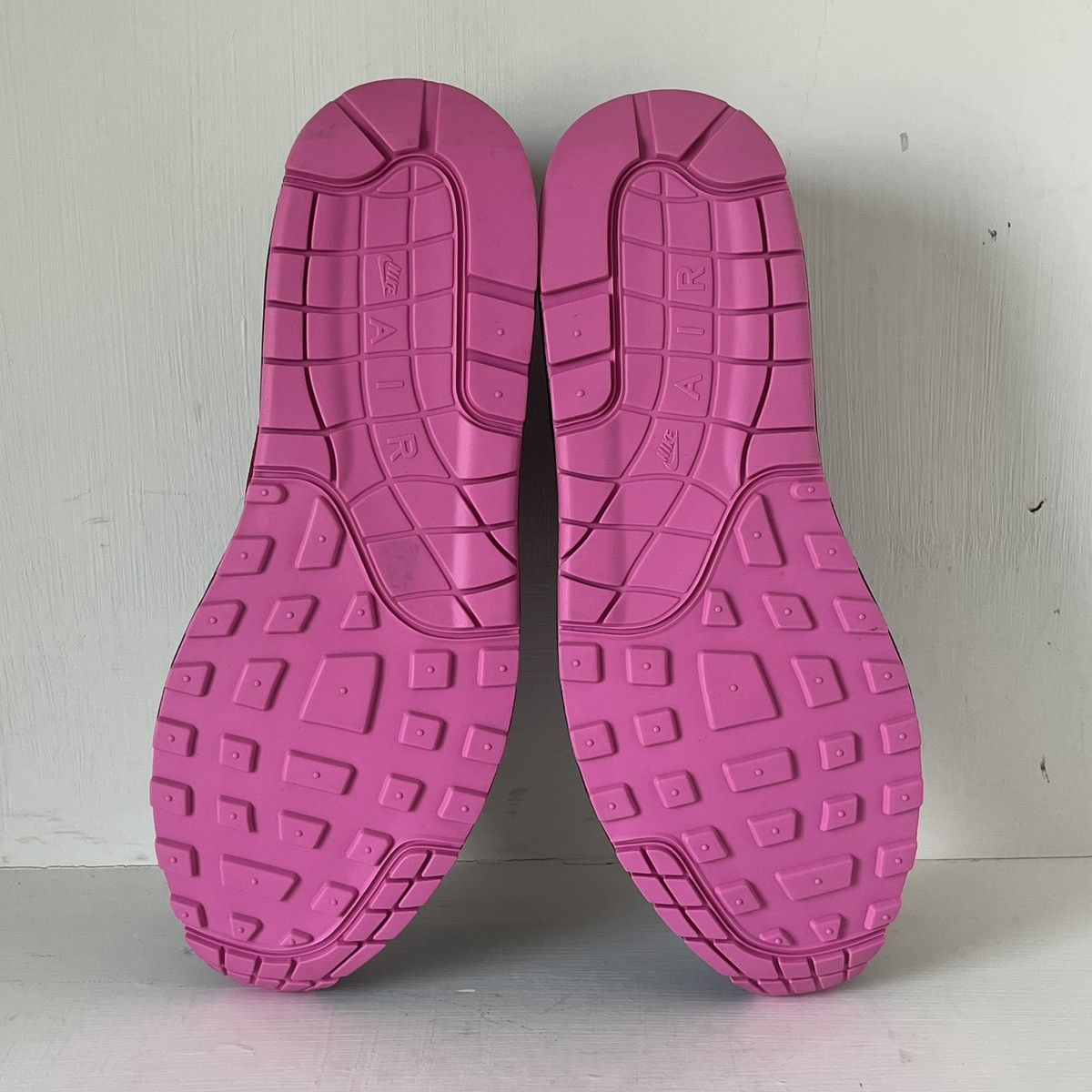 Nike Size 10.5 - Nike Air Max 1 Valentines Day Black/Playful Pink Size US 10.5 / EU 43-44 - 6 Thumbnail