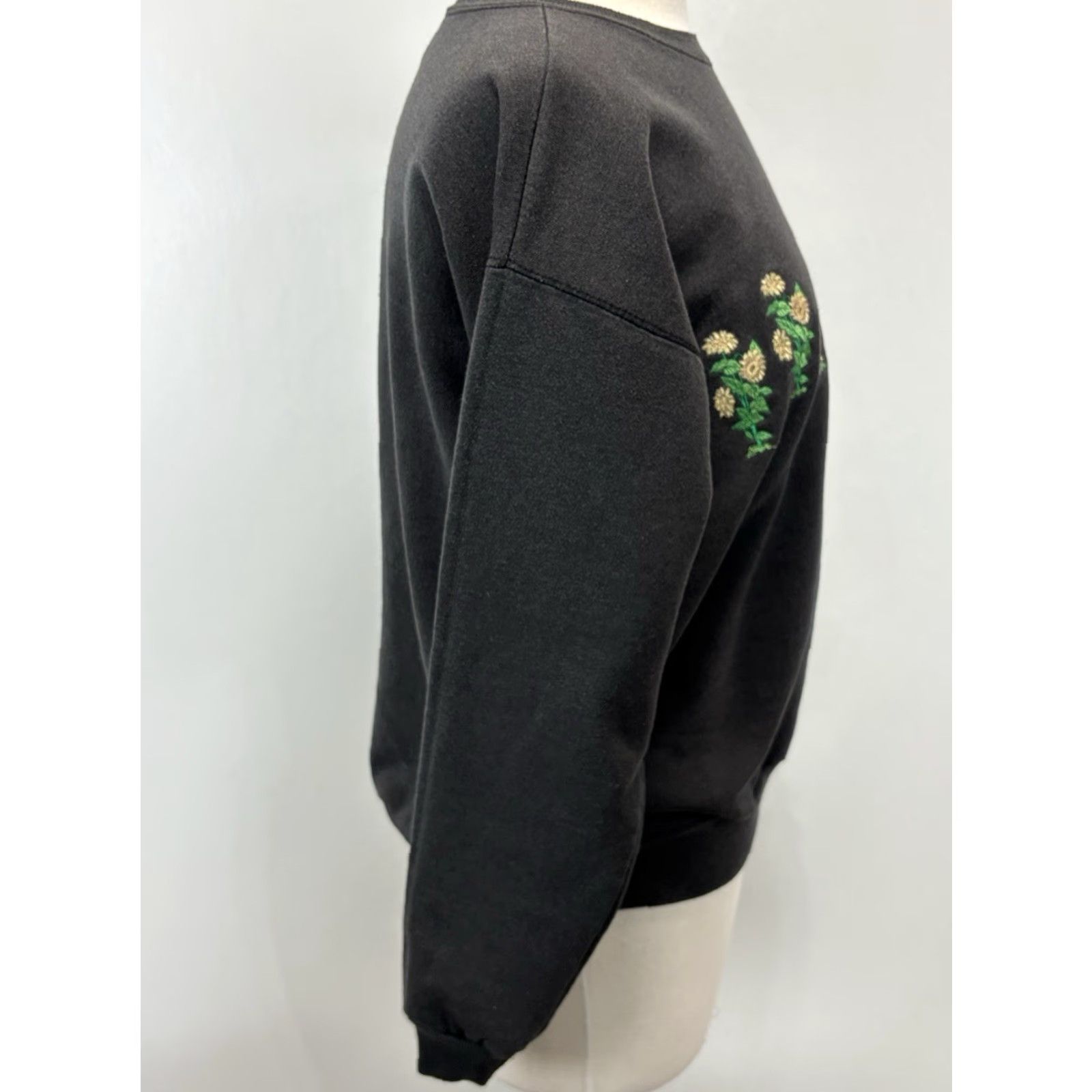 Hanes VINTAGE Hanes Sweatshirt Embroidered Crew Neck Pullover Sz M Women 90s Black Garden Granny Embroidered 90s Womens Size M / US 6-8 / IT 42-44 - 4 Thumbnail