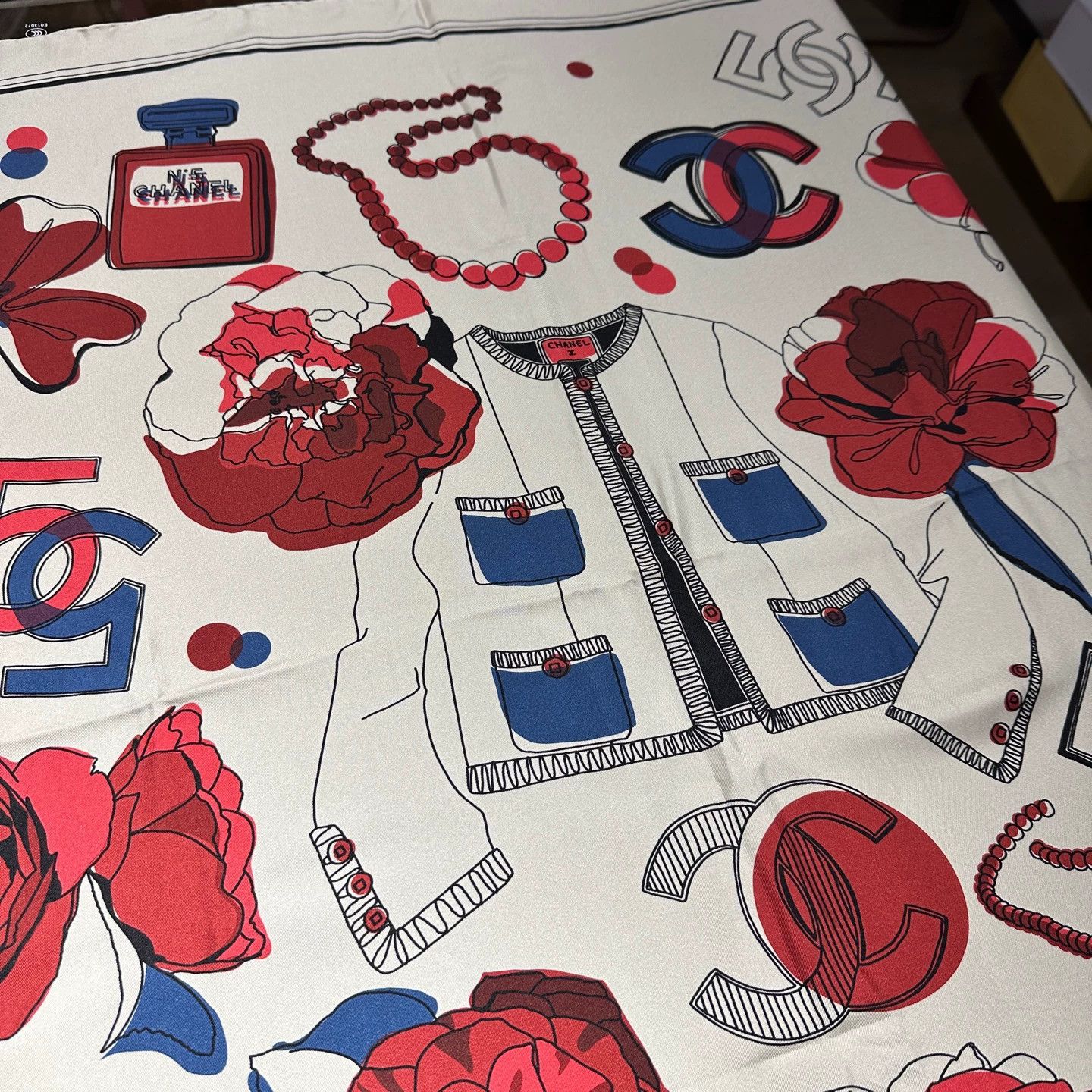 Chanel Chanel apr49 Floral Logo Silk Scarf Size ONE SIZE - 5 Thumbnail