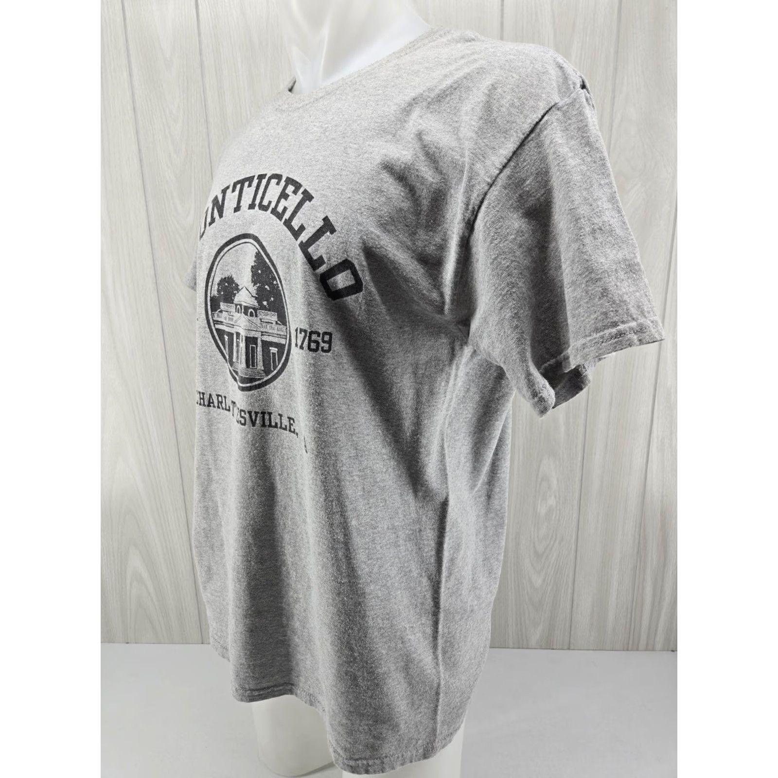 Gildan VINTAGE Monticello Charlottesville VA Gray T Shirt Large Gildan Men Short Sleeve Crew Neck Graphic Print Shirt Size US L / EU 52-54 / 3 - 4 Thumbnail