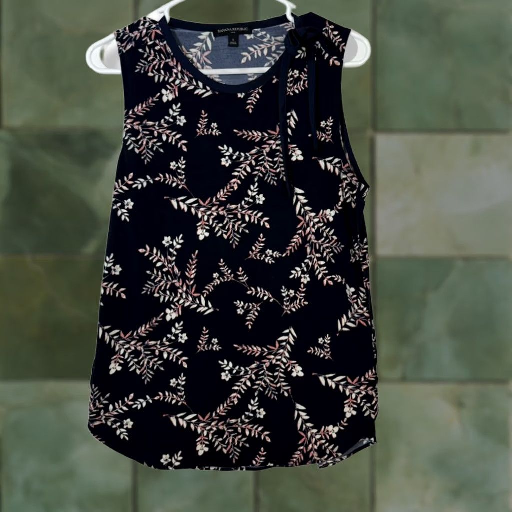 Banana Republic Banana Republic Women's Black Floral Sleeveless Pullover Blouse Sz S Size S / US 4 / IT 40 - 1 Thumbnail