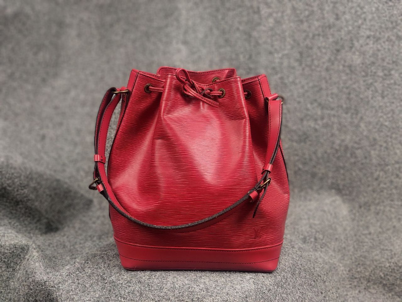 Louis Vuitton Louis Vuitton Noé Epi Vintage authentic Shoulder Red Bag Size ONE SIZE - 1 Thumbnail