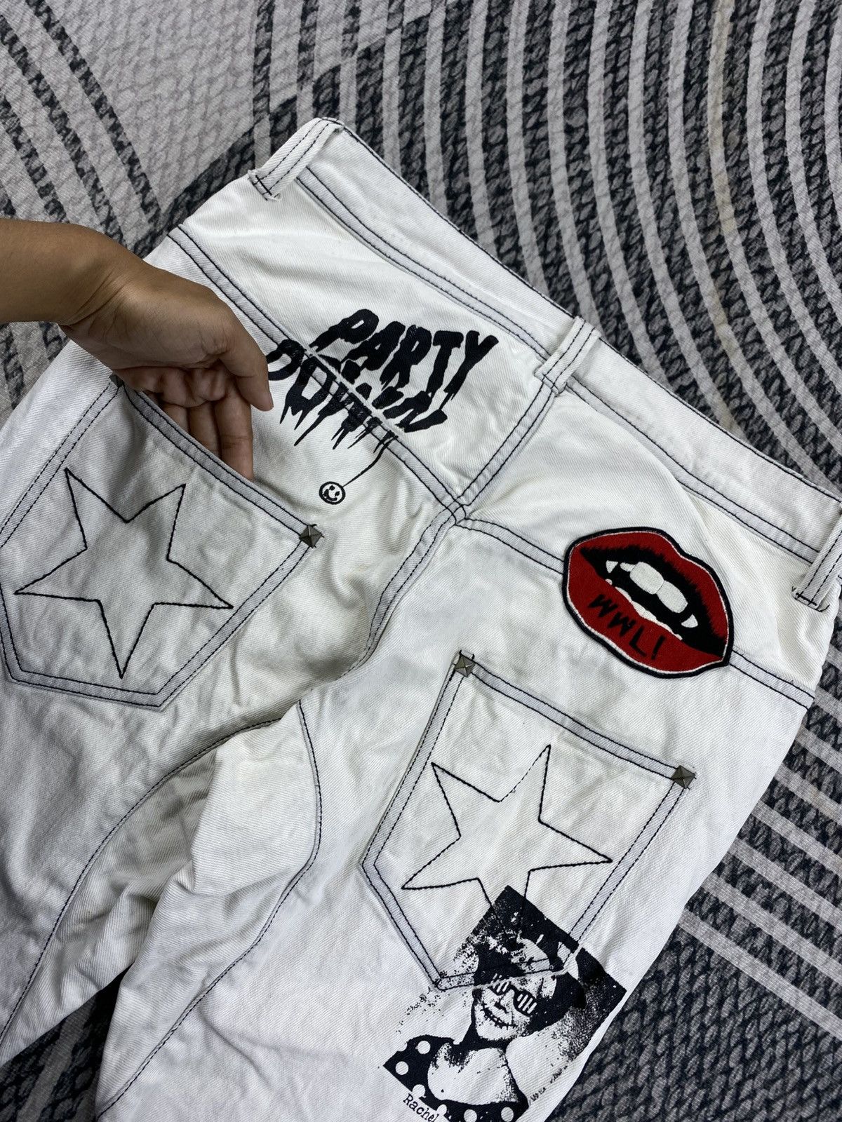 Worldwide Youth Vtg Worldwide Love Distressed Graphic Print Jeans Size US 31 - 11 Thumbnail