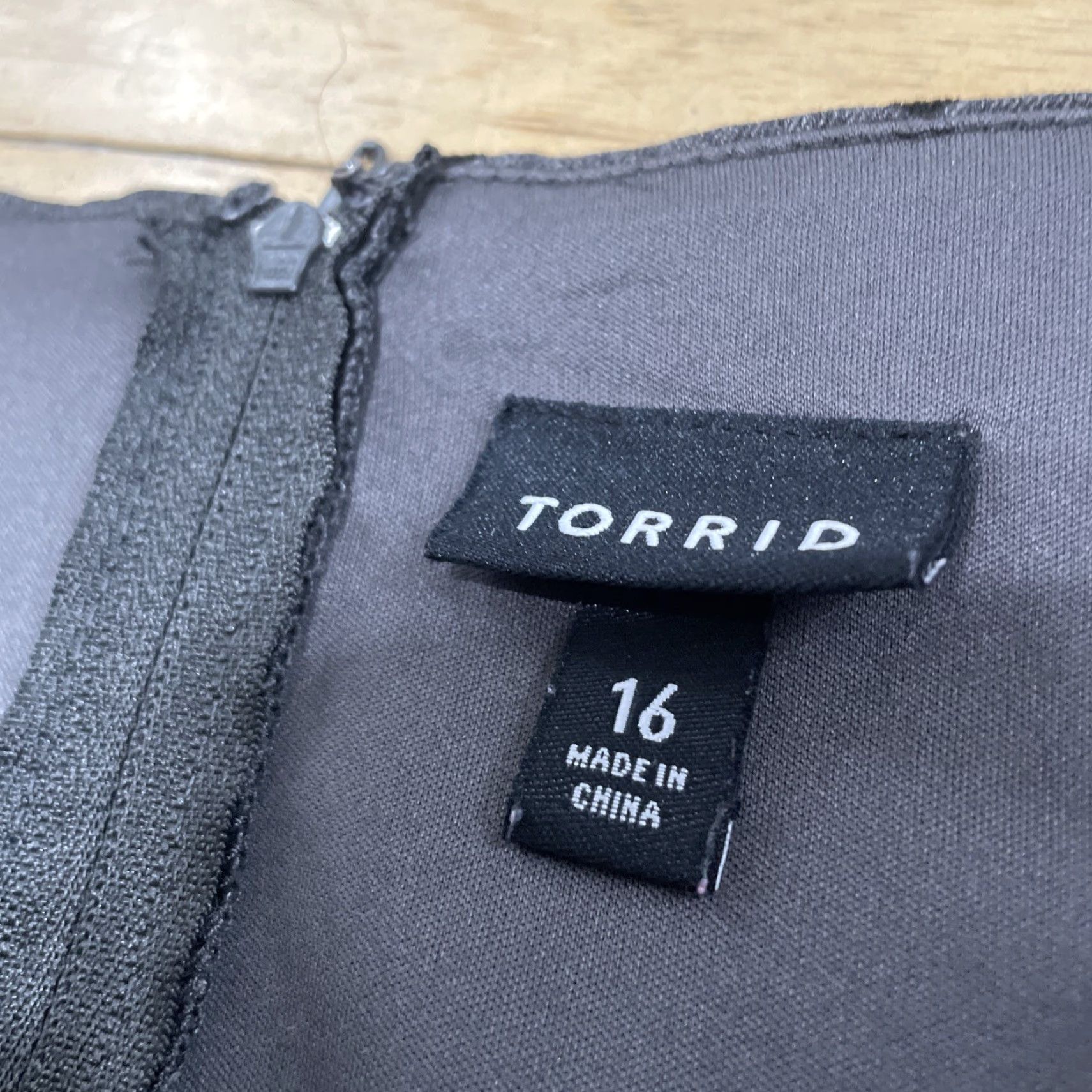 Torrid Torrid Velvet Polka Dot Ruffle Dress Women 14 Gray Black Work Professional Party Cocktail Sleeveless Midi V-Neck Stretch Sheath Vintage Theme Retro Size XL / US 12-14 / IT 48-50 - 6 Thumbnail