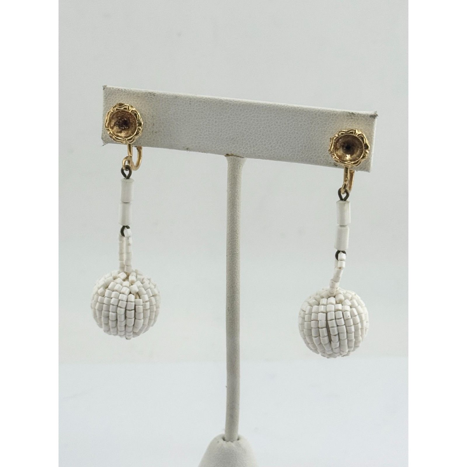 Vintage Vintage white beaded dangle drop earrings Size ONE SIZE - 1 Thumbnail