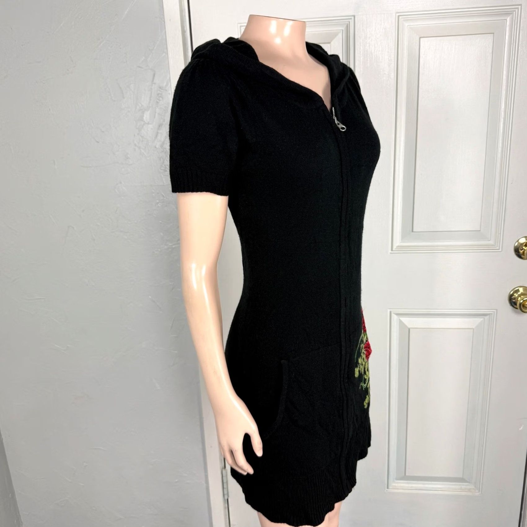 Vintage VINTAGE Floral Y2K Gramm Sweater Dress M Hooded Zip Knit Acrylic Pockets 90s Black Womens Short Sleeve Crew Neck Mini Casual (Bust 32" w/ stretch) Size M / US 6-8 / IT 42-44 - 5 Thumbnail