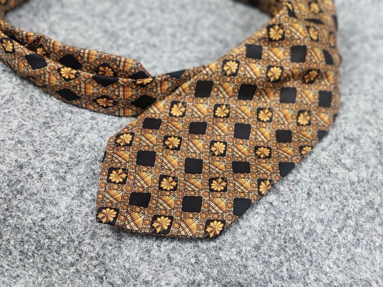Yves Saint Laurent Yves Saint Laurent Vintage Silk designer tie Gold Pattern Size ONE SIZE - 3 Thumbnail