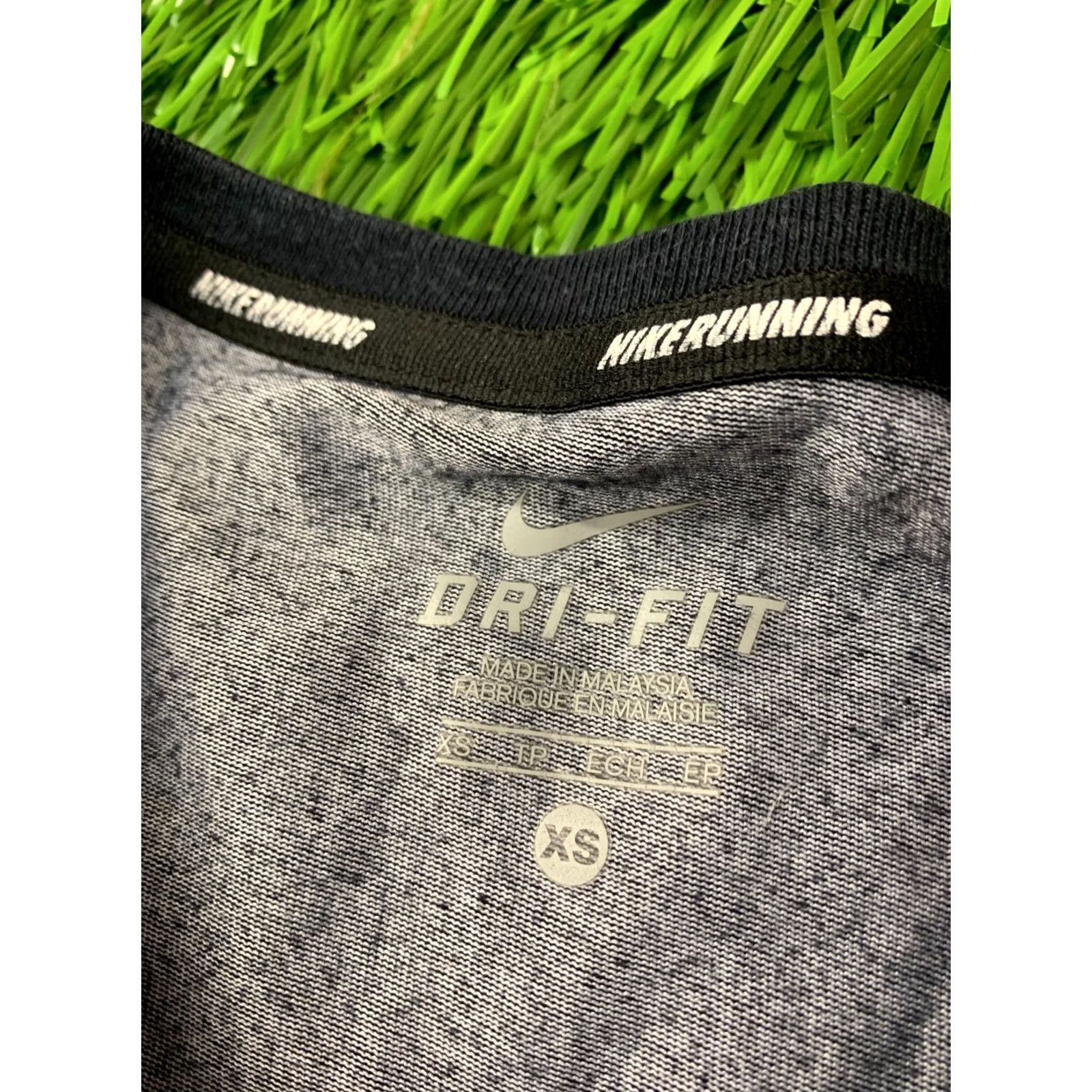 Nike Nike Dri-FIT Running Shirt Womens XS Black and Gray Jersey 2011 Nike Run Training Shirt Jersey Short Sleeve Size XS / US 0-2 / IT 36-38 - 7 Thumbnail