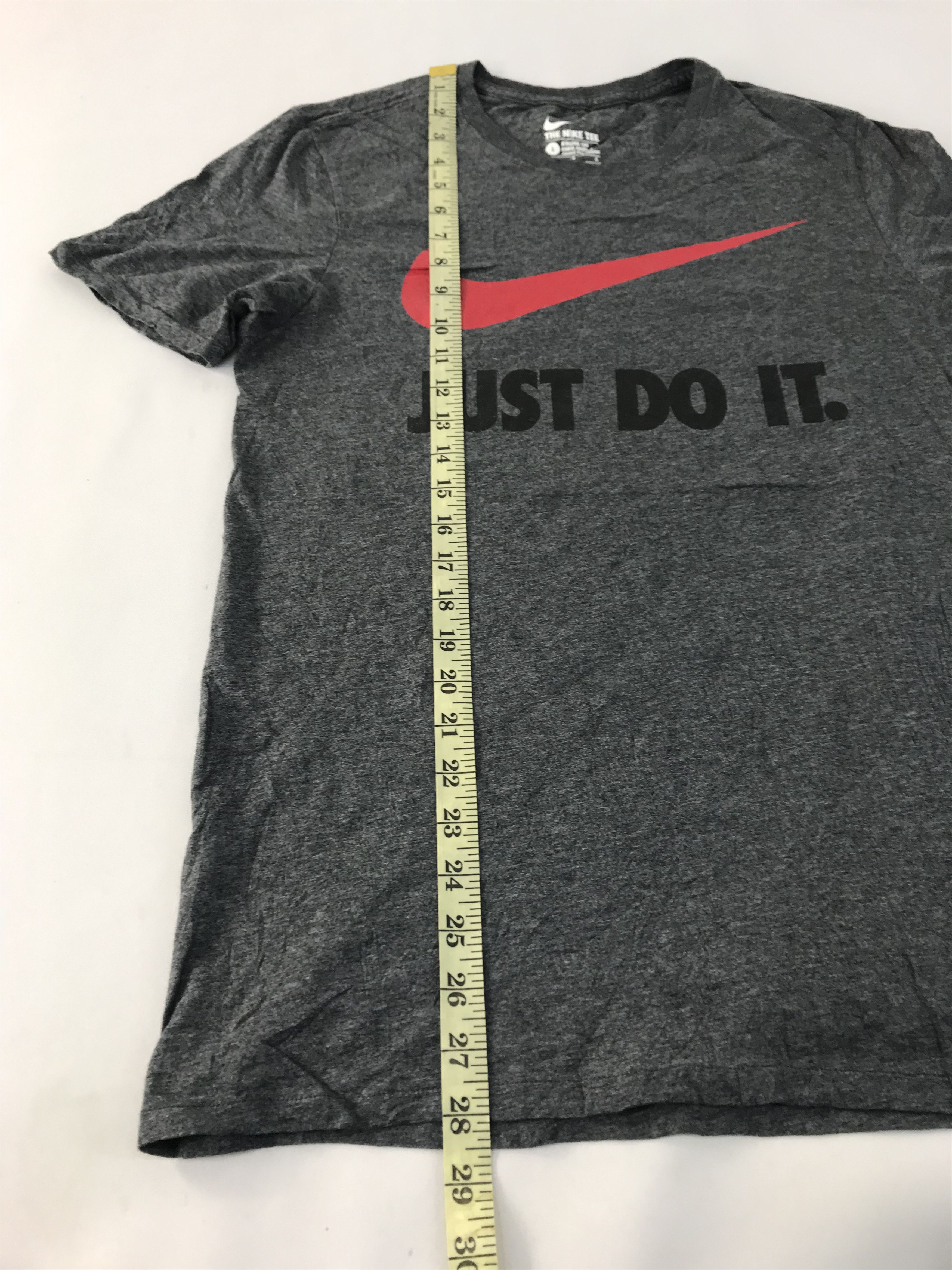 Nike Vintage Style Nike Swoosh Big Logo Printed Grey Tee T-shirt Size US S / EU 44-46 / 1 - 11 Thumbnail