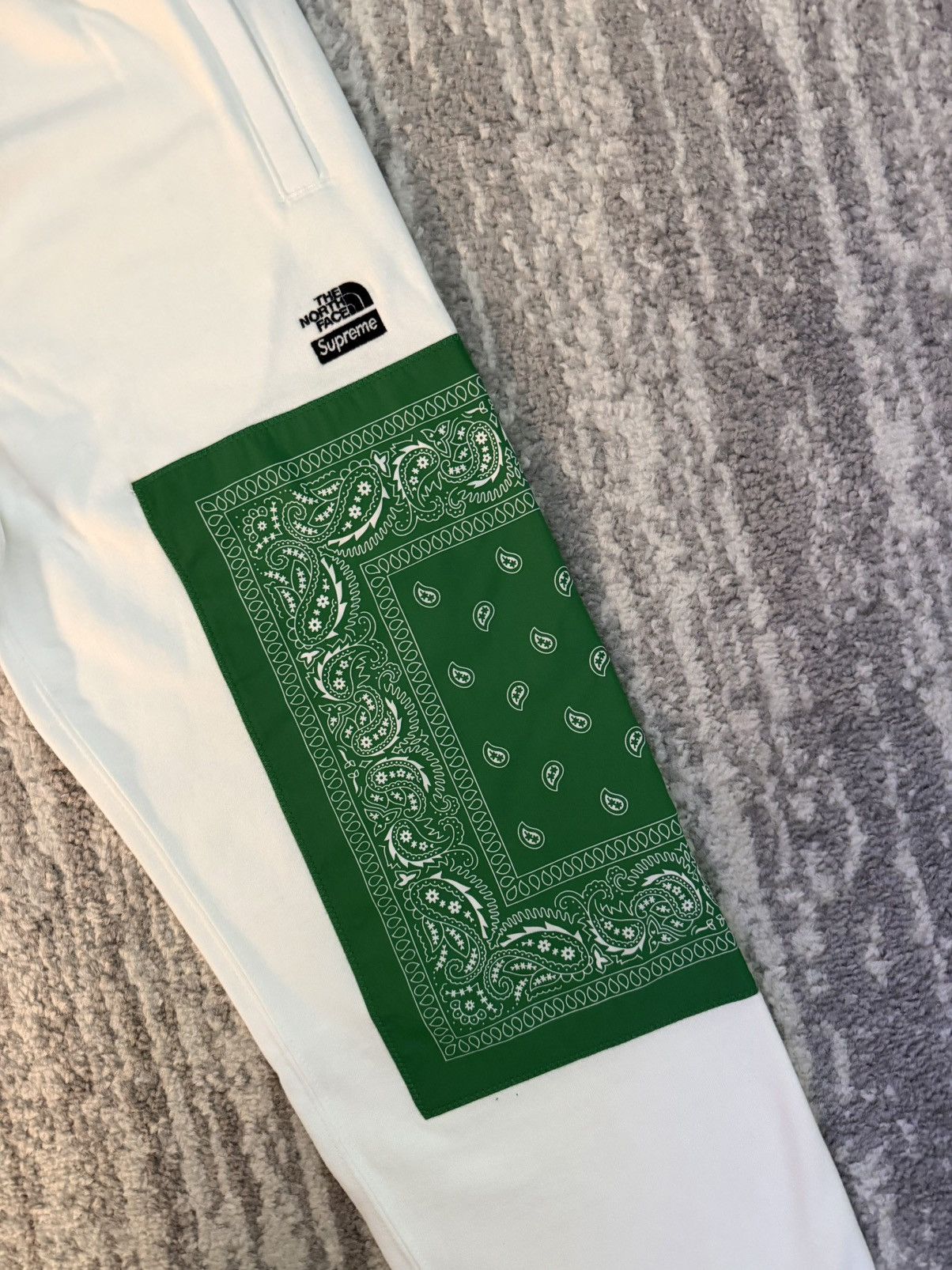 Supreme × The North Face Supreme x The North Face Bandana Sweatpants White Green Size US 30 / EU 46 - 2 Thumbnail