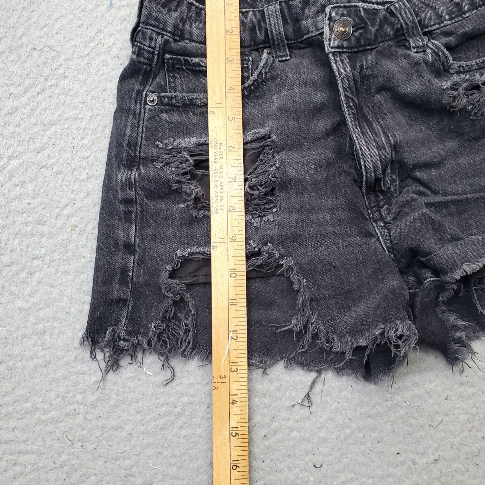 American Eagle Outfitters American Eagle Outfitters Gray Denim Cut-Off Shorts Womens Size 6 Size 28" / US 6 / IT 42 - 3 Thumbnail