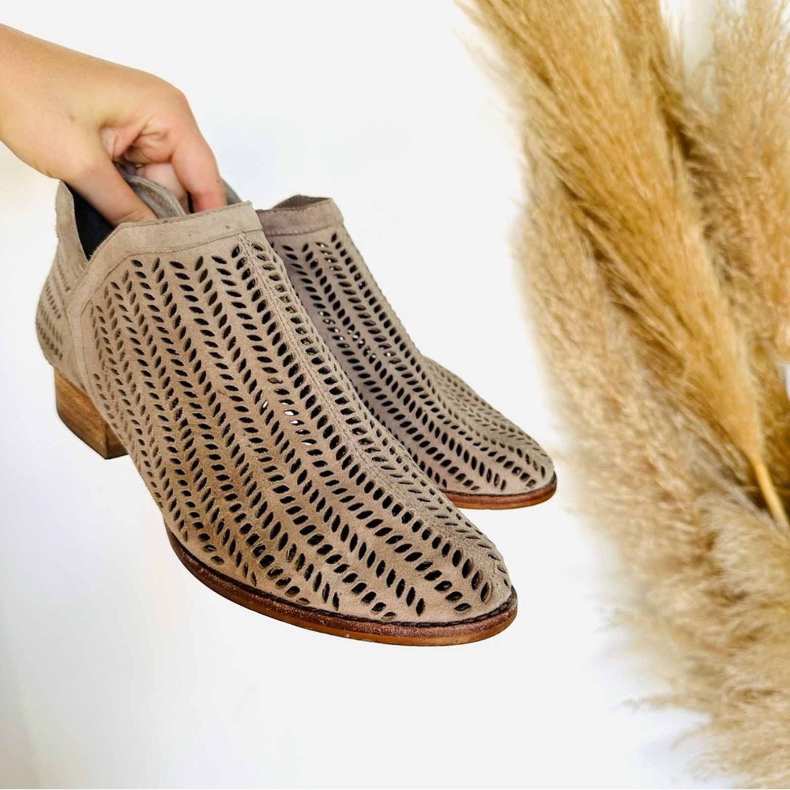 Vince Camuto VINCE CAMUTO Tan Cream Suede Leather Heel Ankle Boot Booties Size US 8.5 / IT 38.5 - 2 Thumbnail